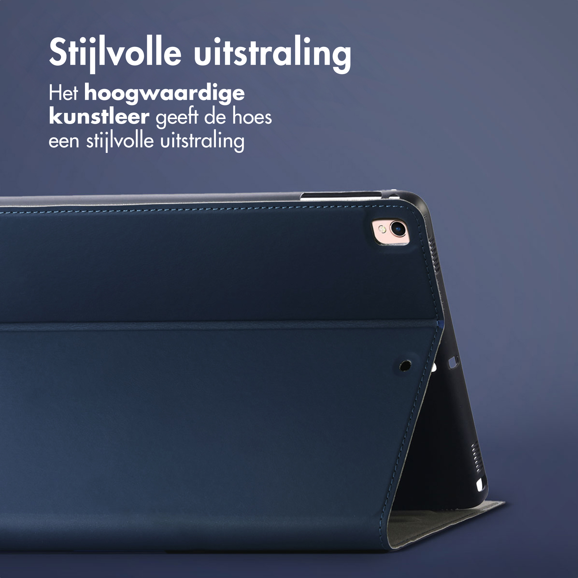 Een donkerblauwe tablet in een hoes tegen een donkere achtergrond.