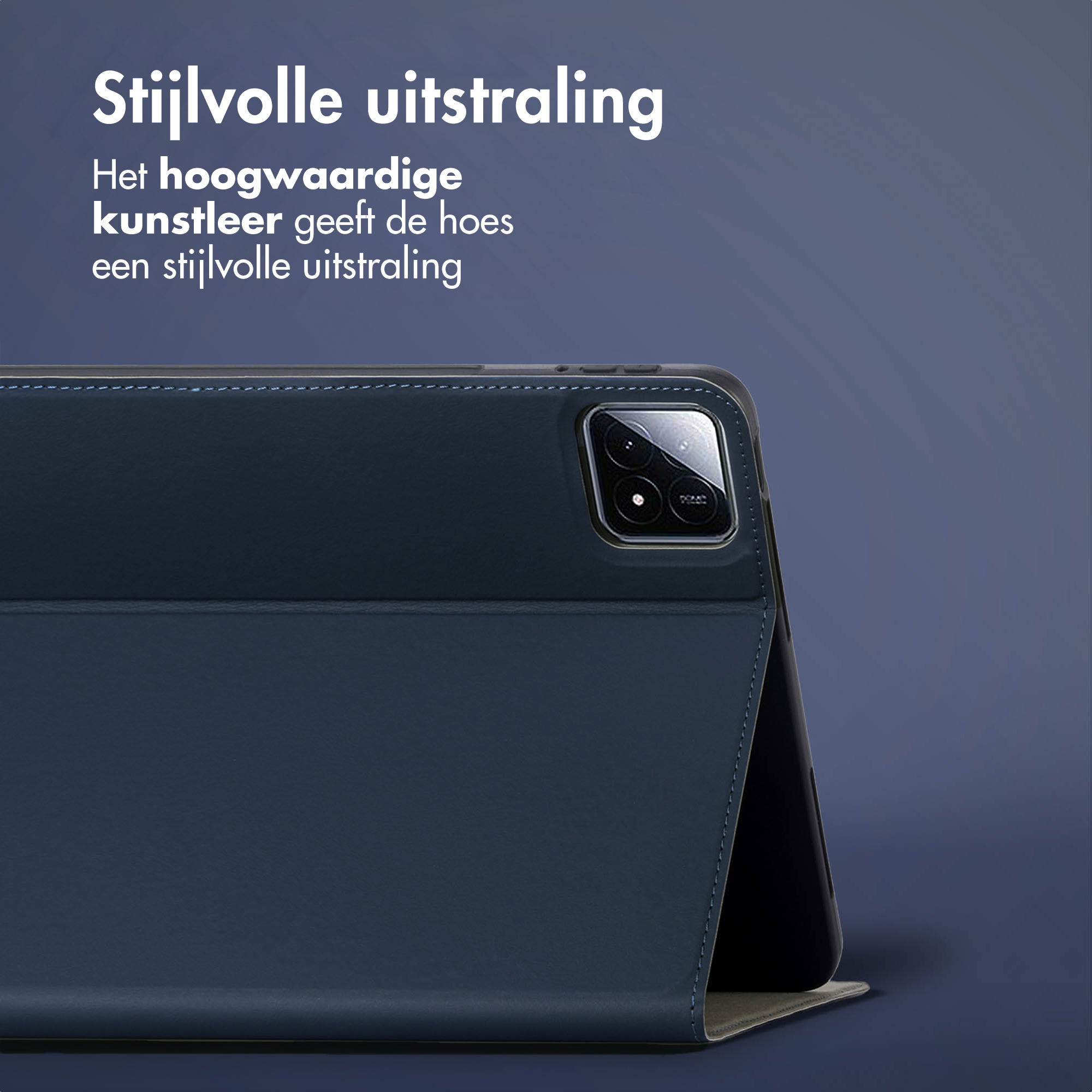 Donkerblauw kunstleren tablethoes met camera-uitsparing aan de achterkant.