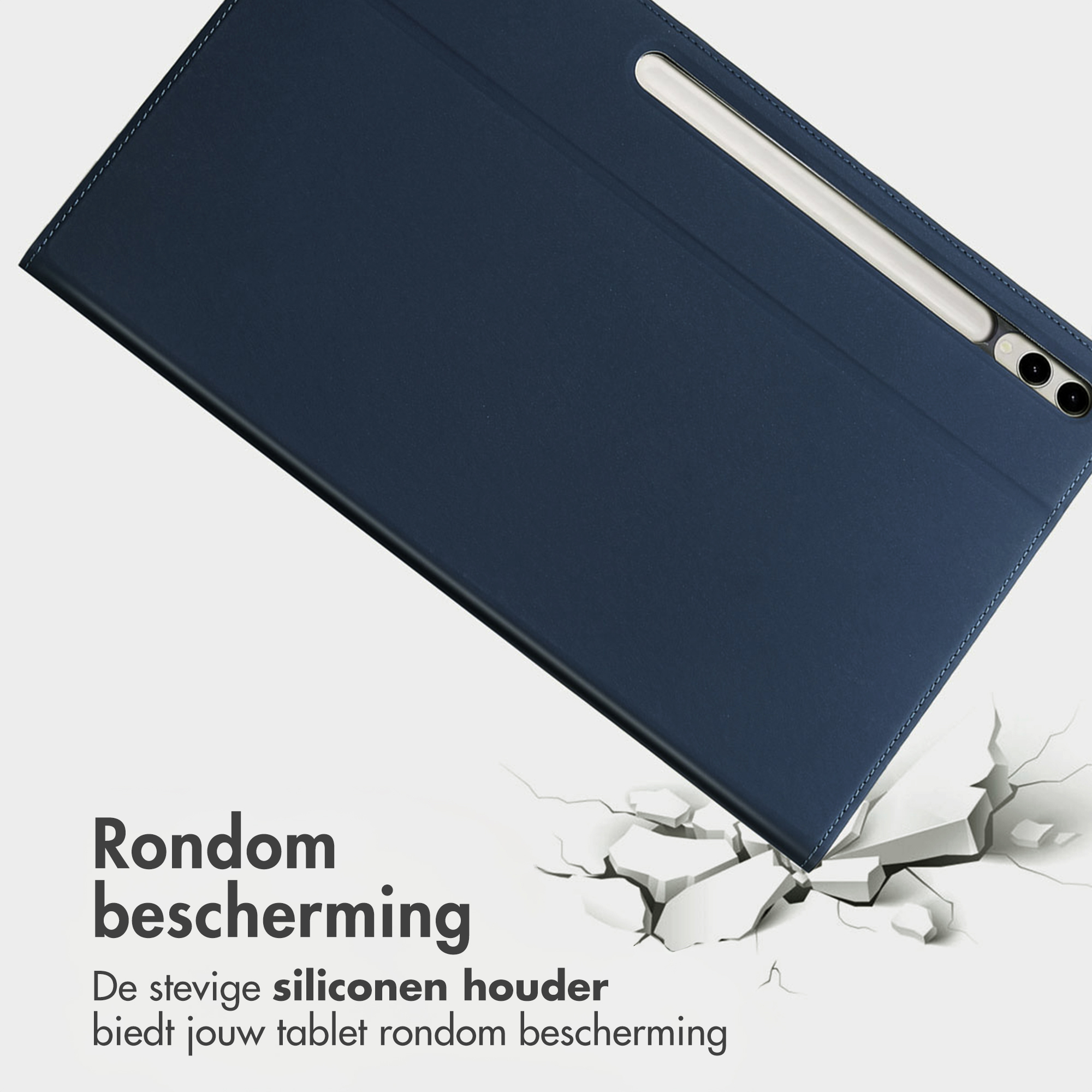 Donkerblauwe tablethoes met penhouder, rustend op gebroken wit.