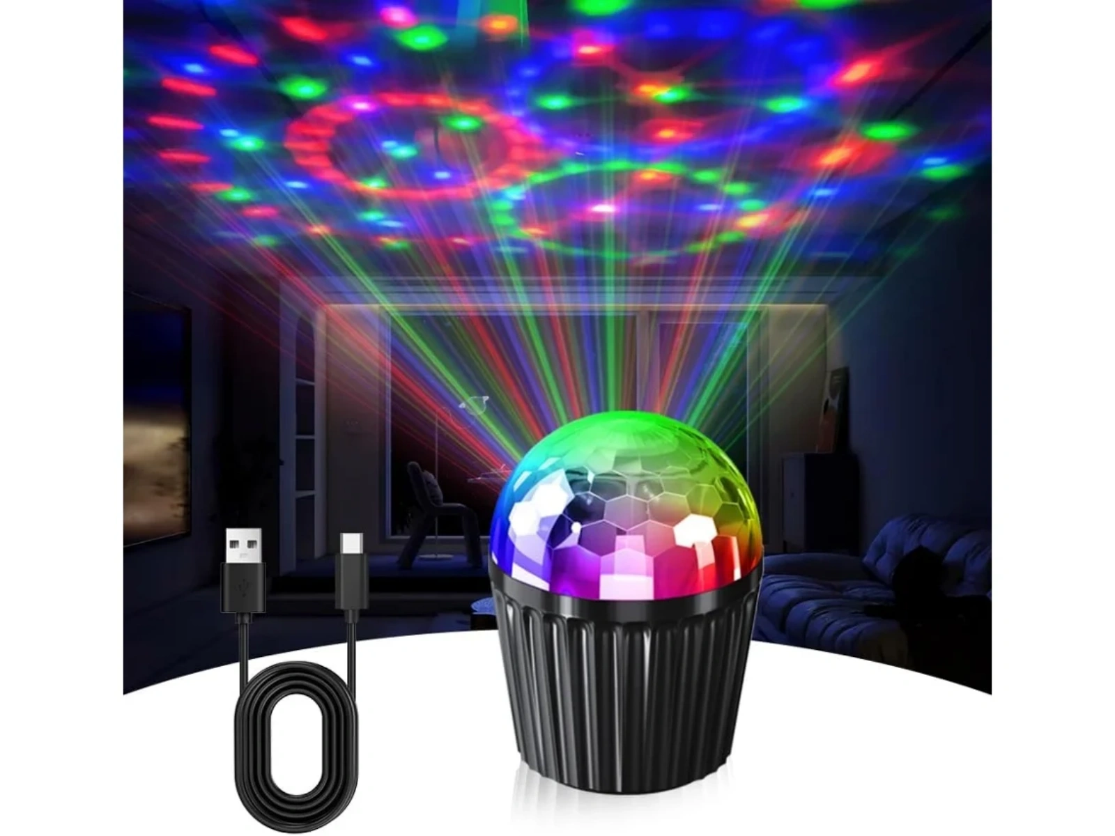 Bunte Lichterprojektion von einer Discokugel auf Decke und Wänden.
