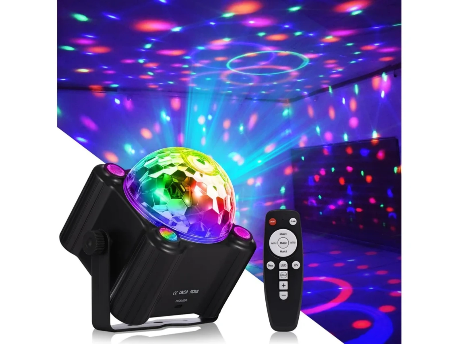 Ein Discokugel-Lichtprojektor mit Fernbedienung wirft bunte Lichter an Decke und Wand.