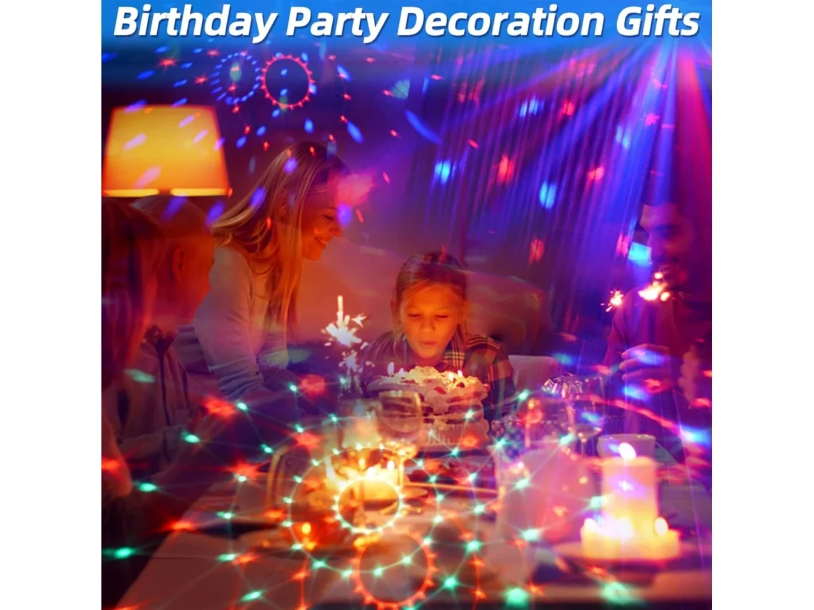 Familie feiert Geburtstag mit Kuchen und Kerzen, bunte Lichter im Hintergrund.