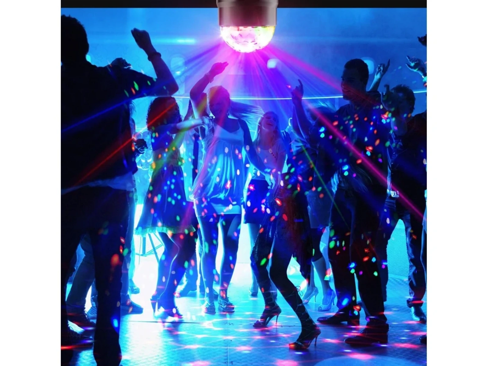 Menschen tanzen unter einer Discokugel, die bunte Lichter projiziert.