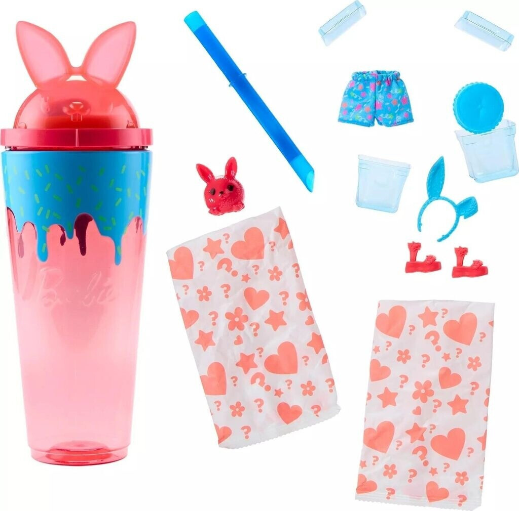 Pinker Becher mit Hasenohren, Spielzeug, Kleidung und Zubehör auf weißem Hintergrund.