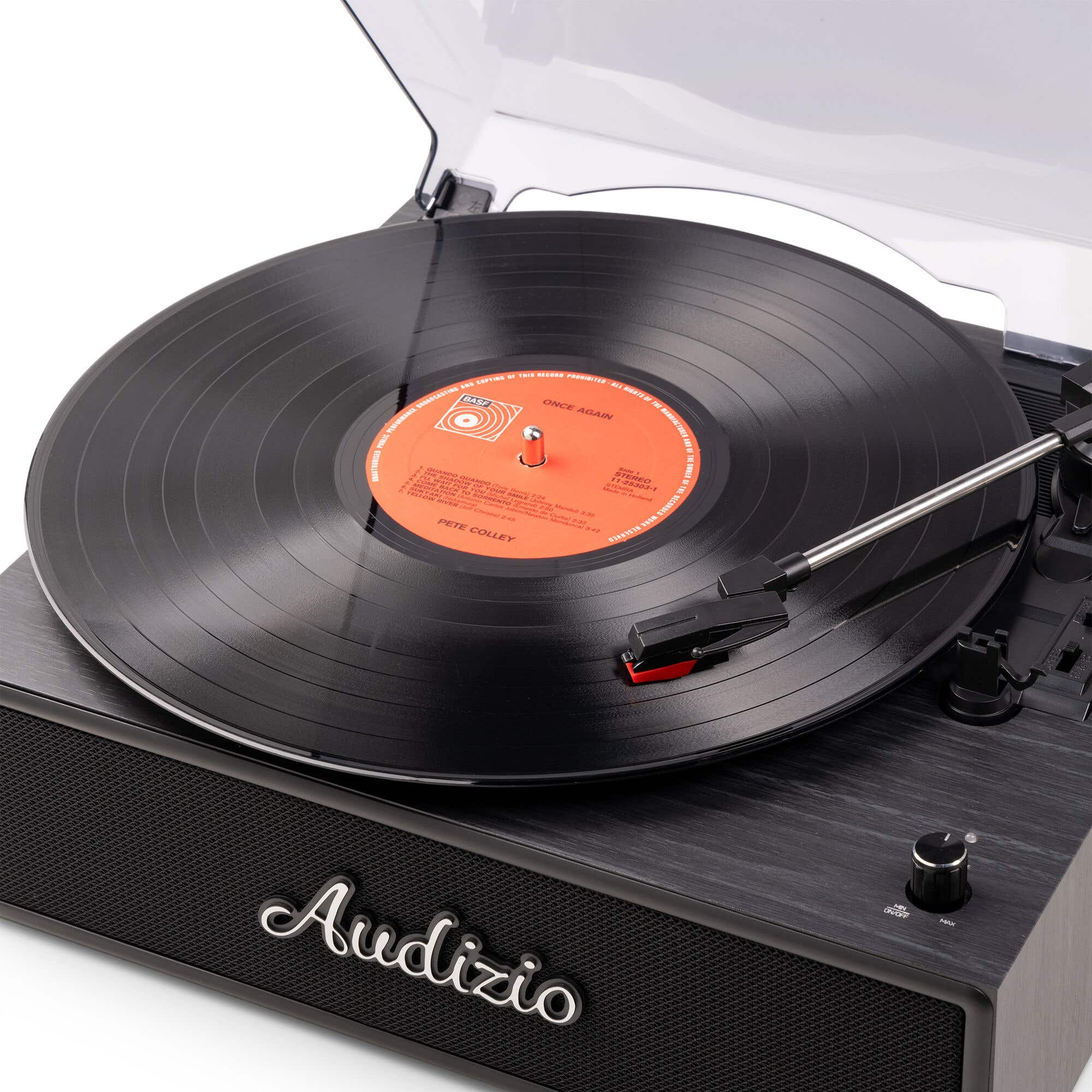Un tocadiscos negro con disco de vinilo y aguja.