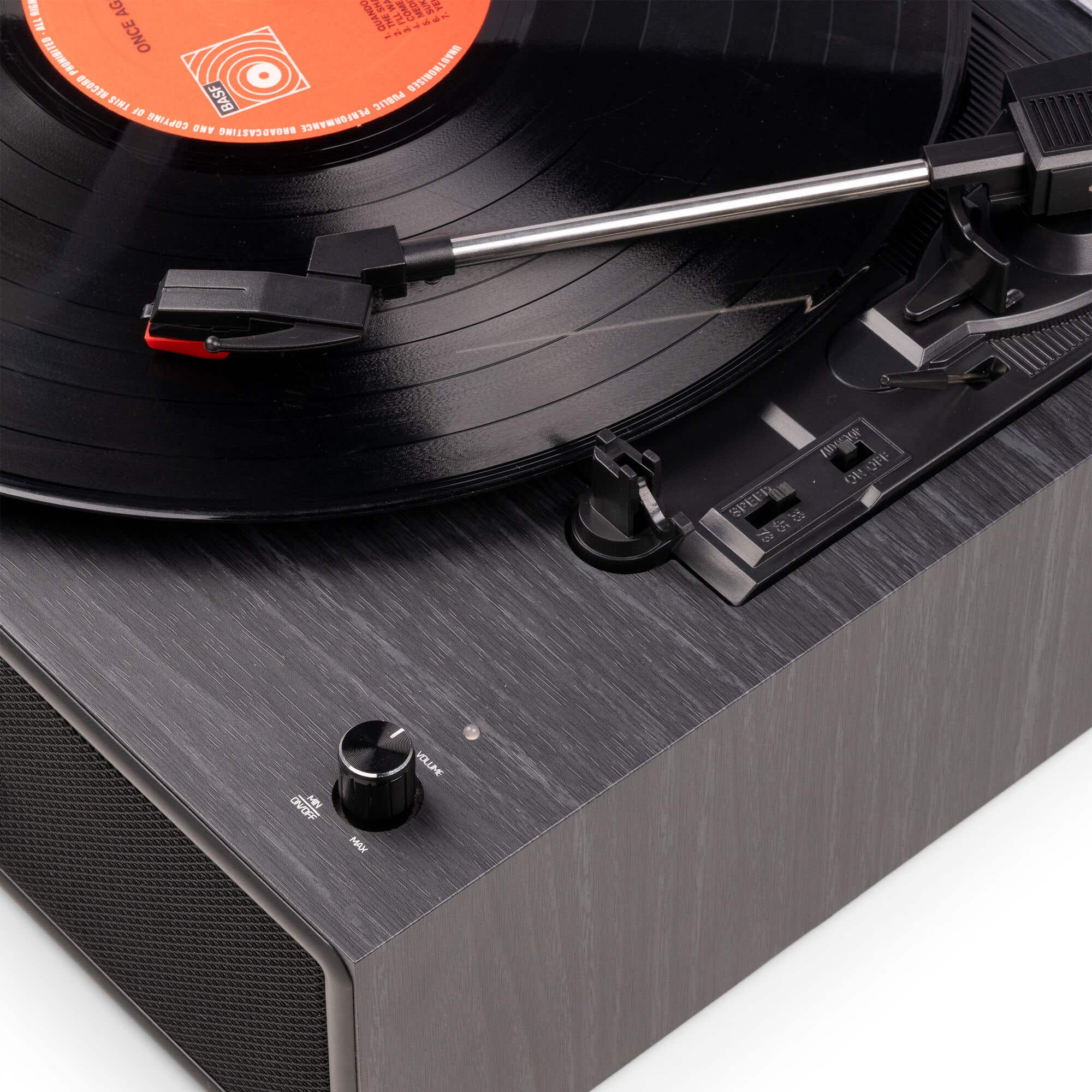 Un tocadiscos con un disco de vinilo negro y brazo de lectura.
