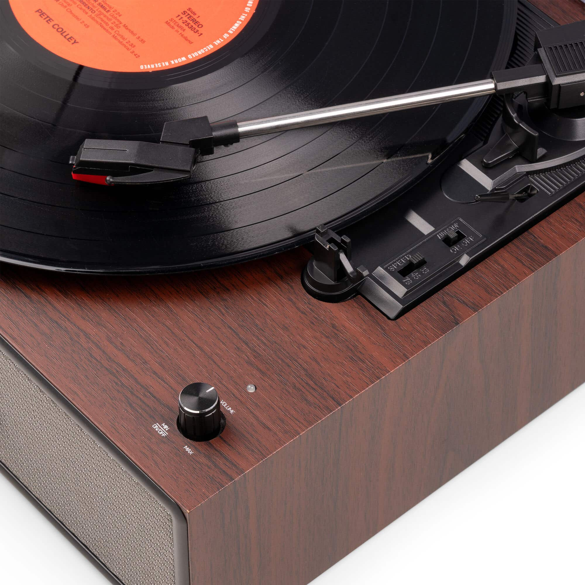 Une platine vinyle avec un disque vinyle, une aiguille et un bouton de volume.