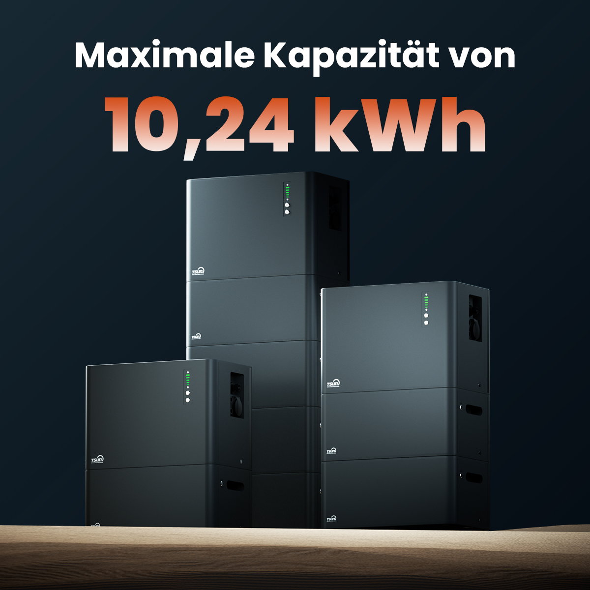 Drei schwarze Energiespeicher-Einheiten unterschiedlicher Größe stapeln sich.