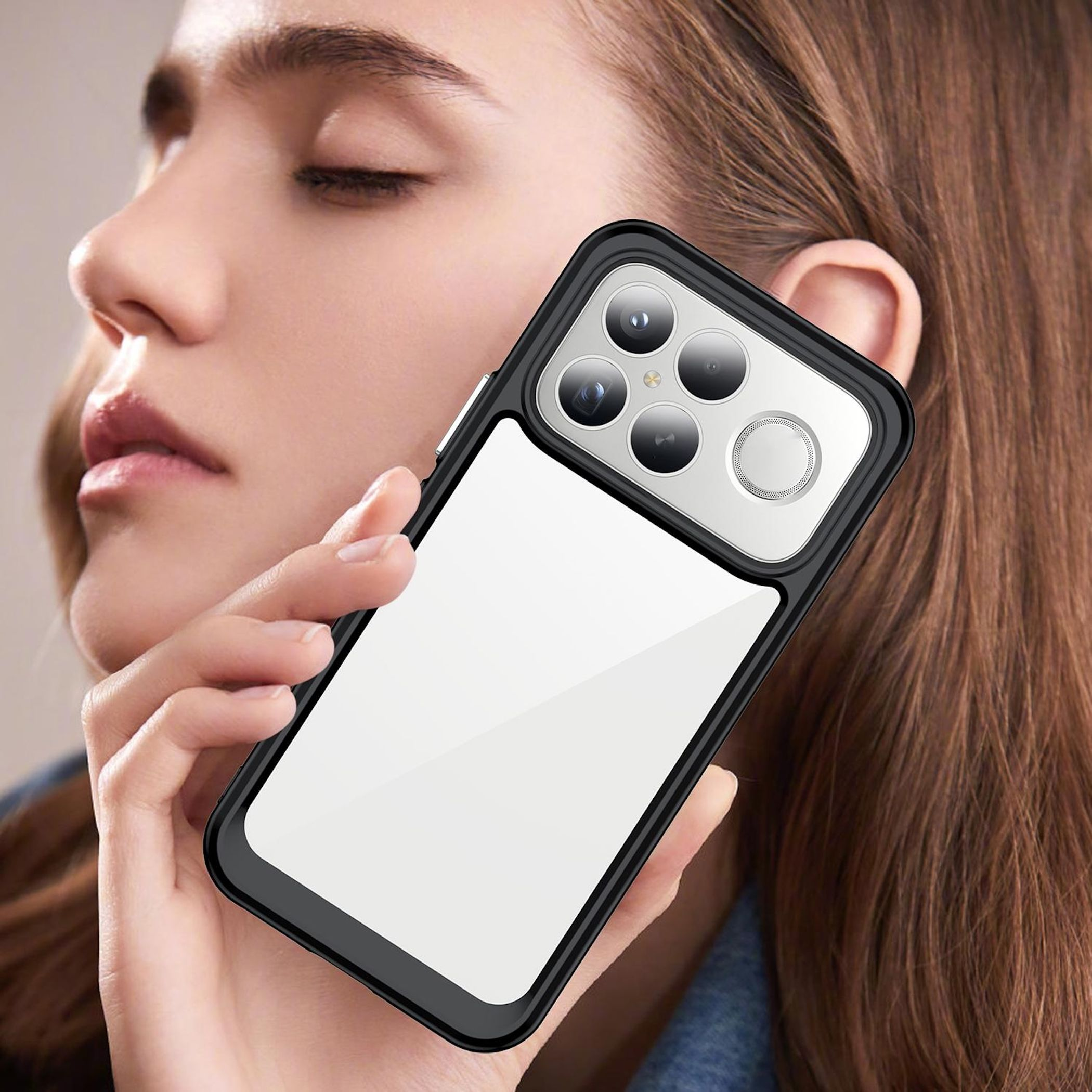 Mujer sosteniendo un smartphone con carcasa negra y parte trasera blanca.