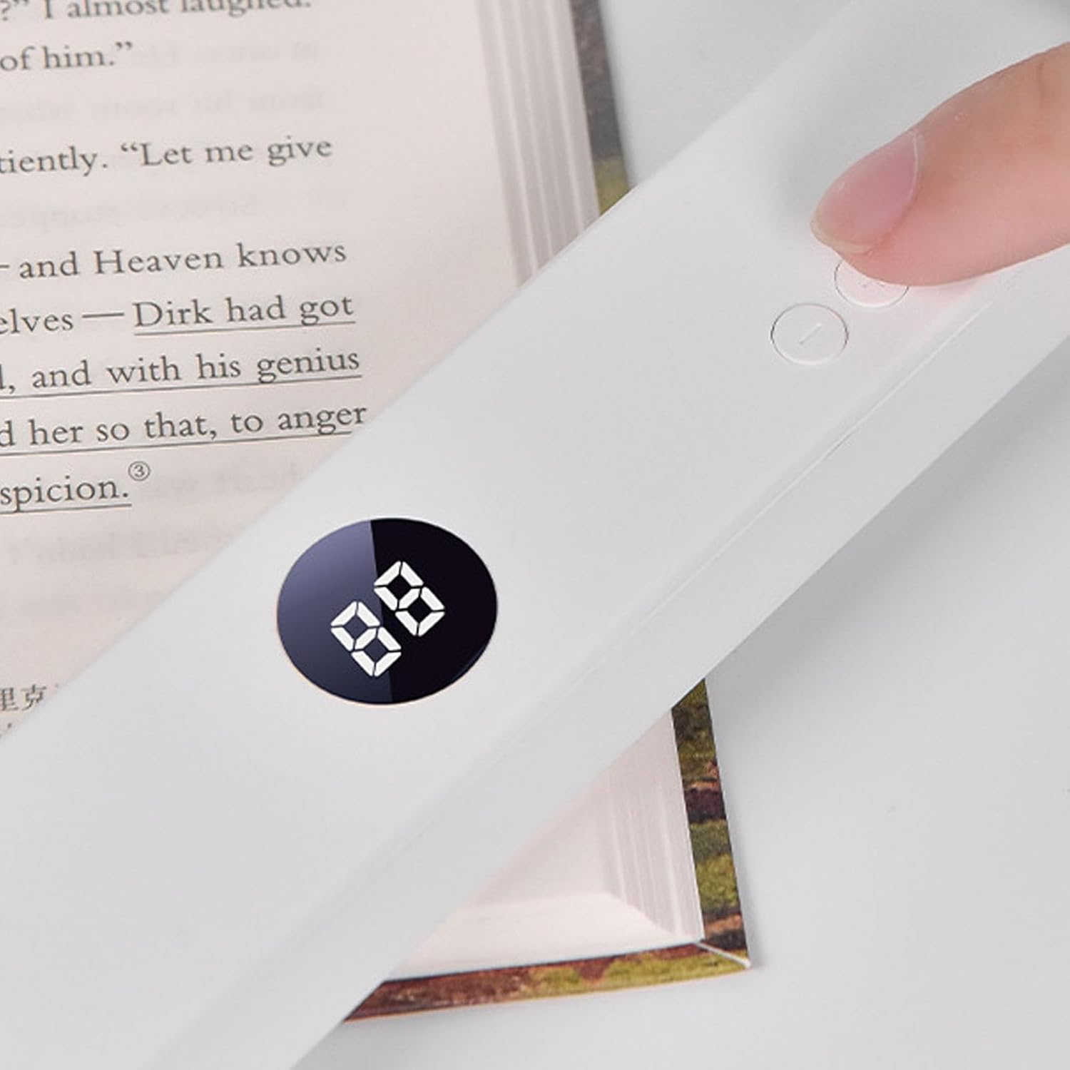 Ein Finger drückt auf einen weißen Stift, der über einem Buch liegt. Eine digitale Anzeige zeigt 88.