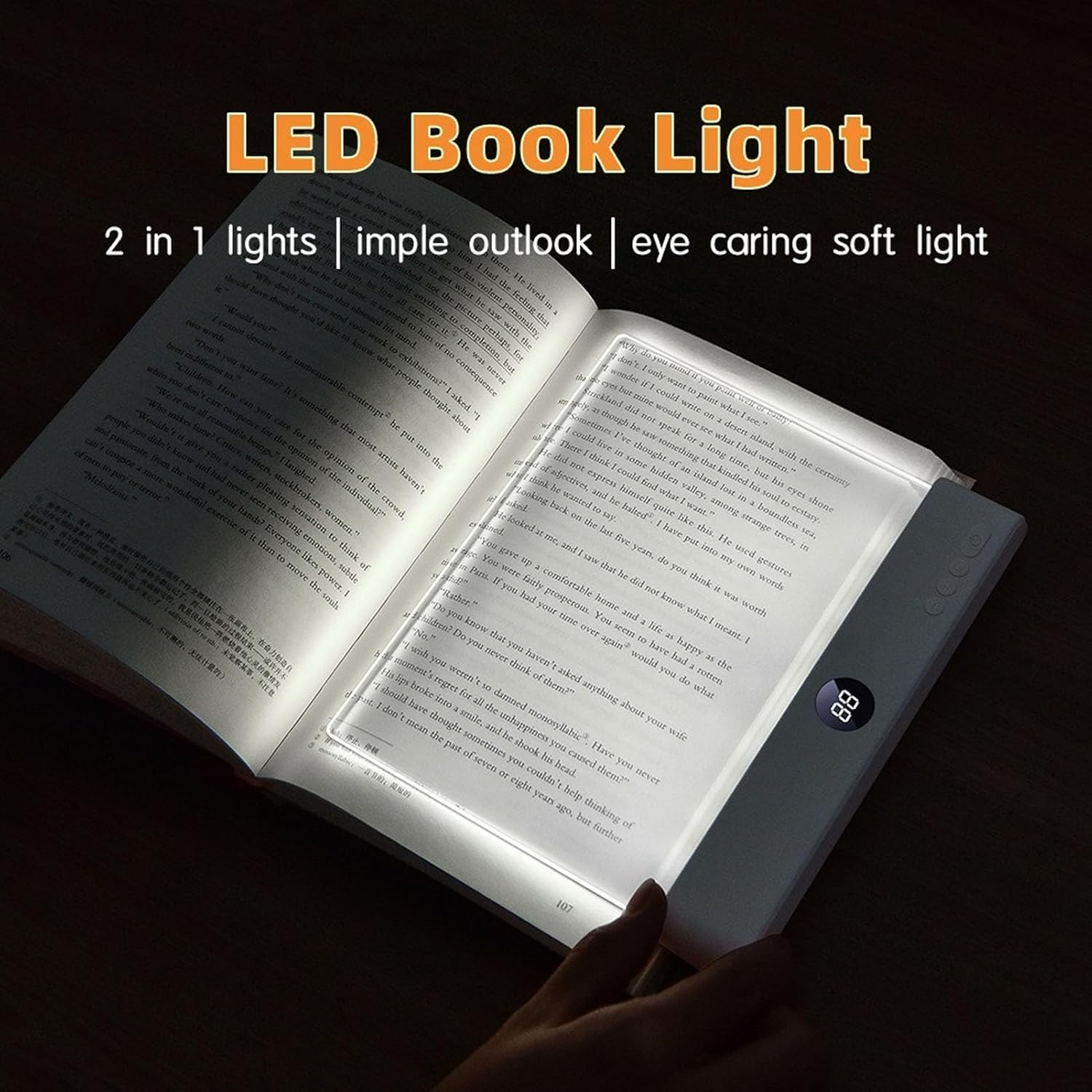 Ein LED-Buchlicht beleuchtet eine geöffnete Seite eines Buches.