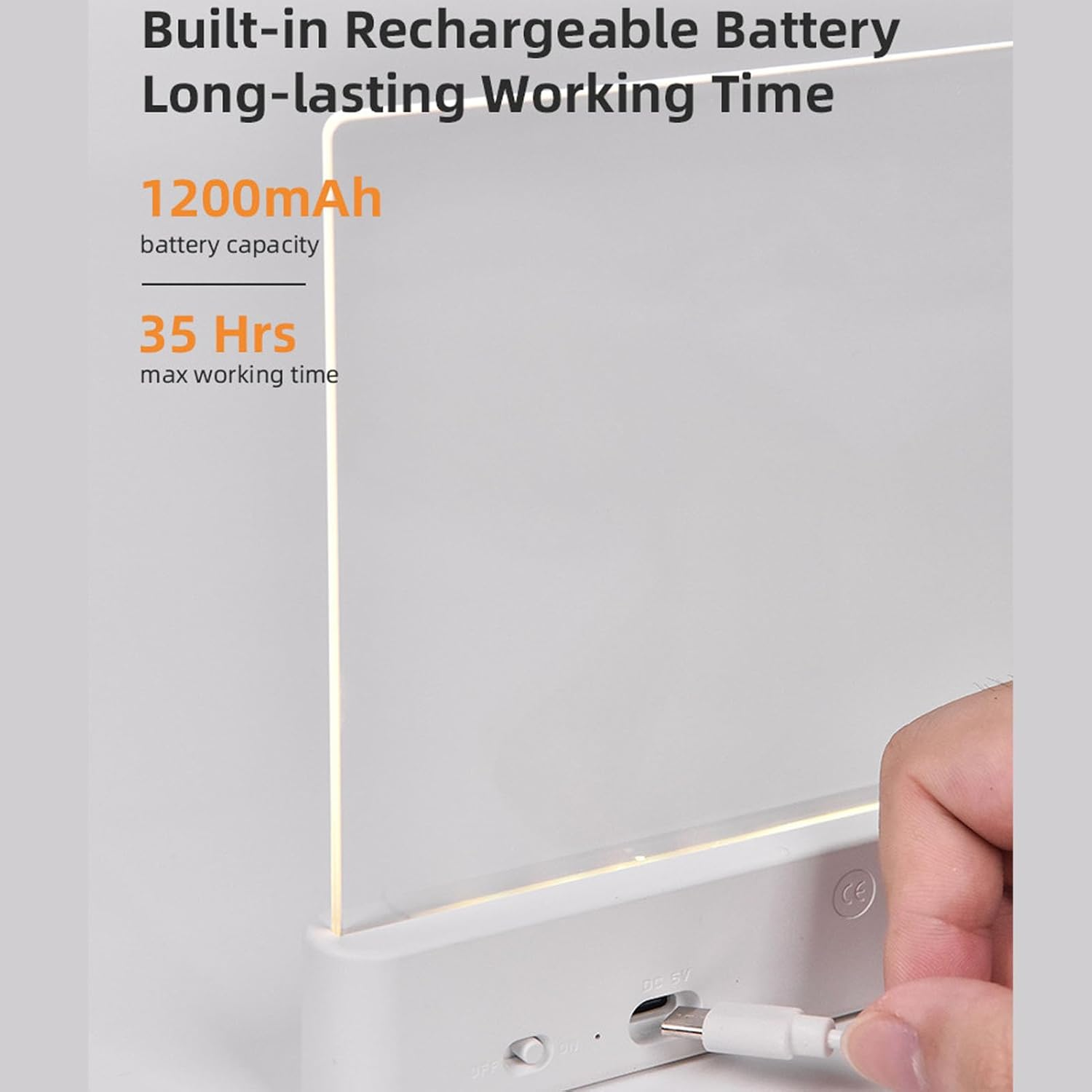 Ein Stecker wird in ein weißes Gerät gesteckt. 1200mAh, 35 Stunden Akkulaufzeit.