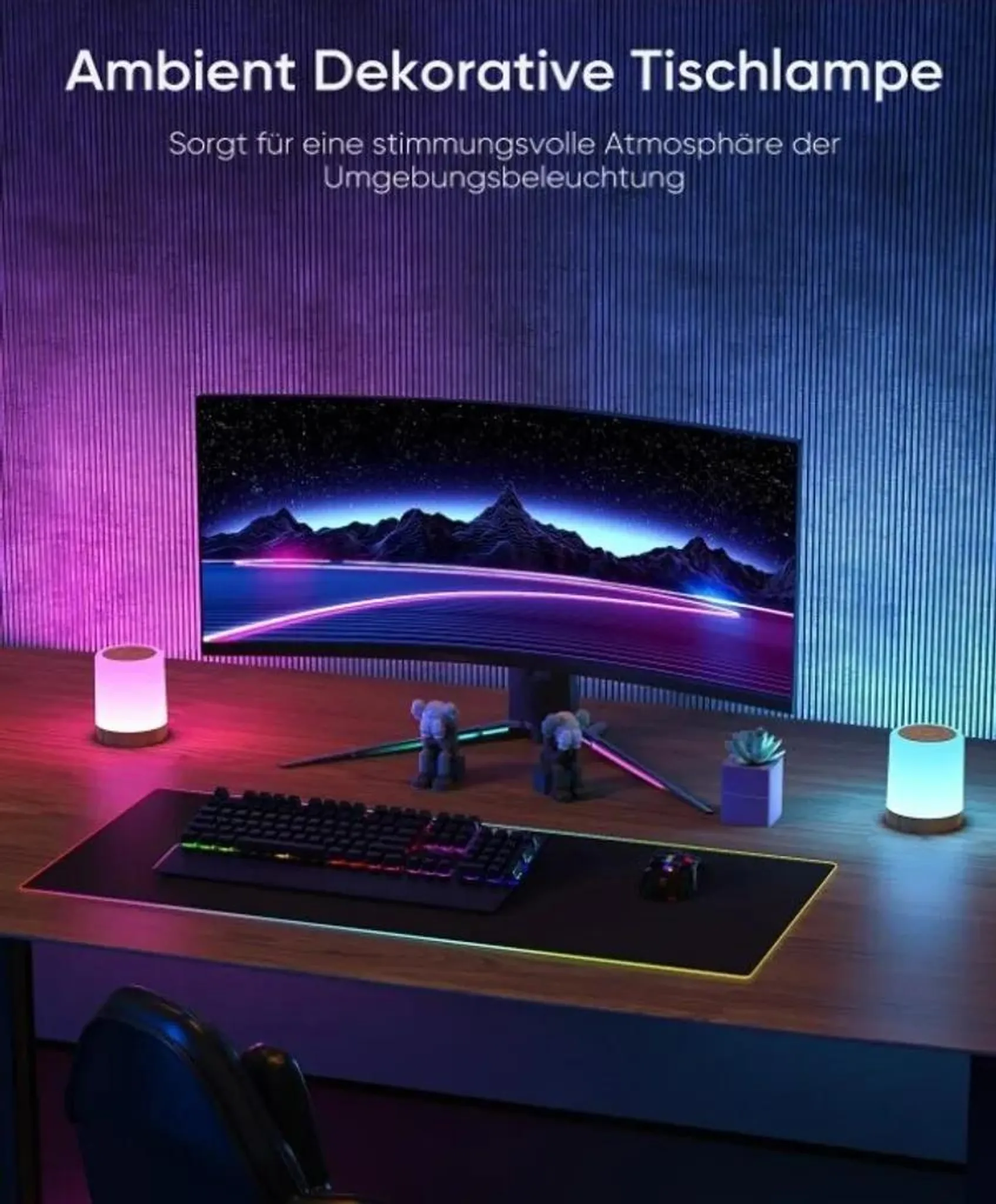 Ein Schreibtisch mit einem Monitor, Tastatur, Maus und zwei kleinen Lampen.