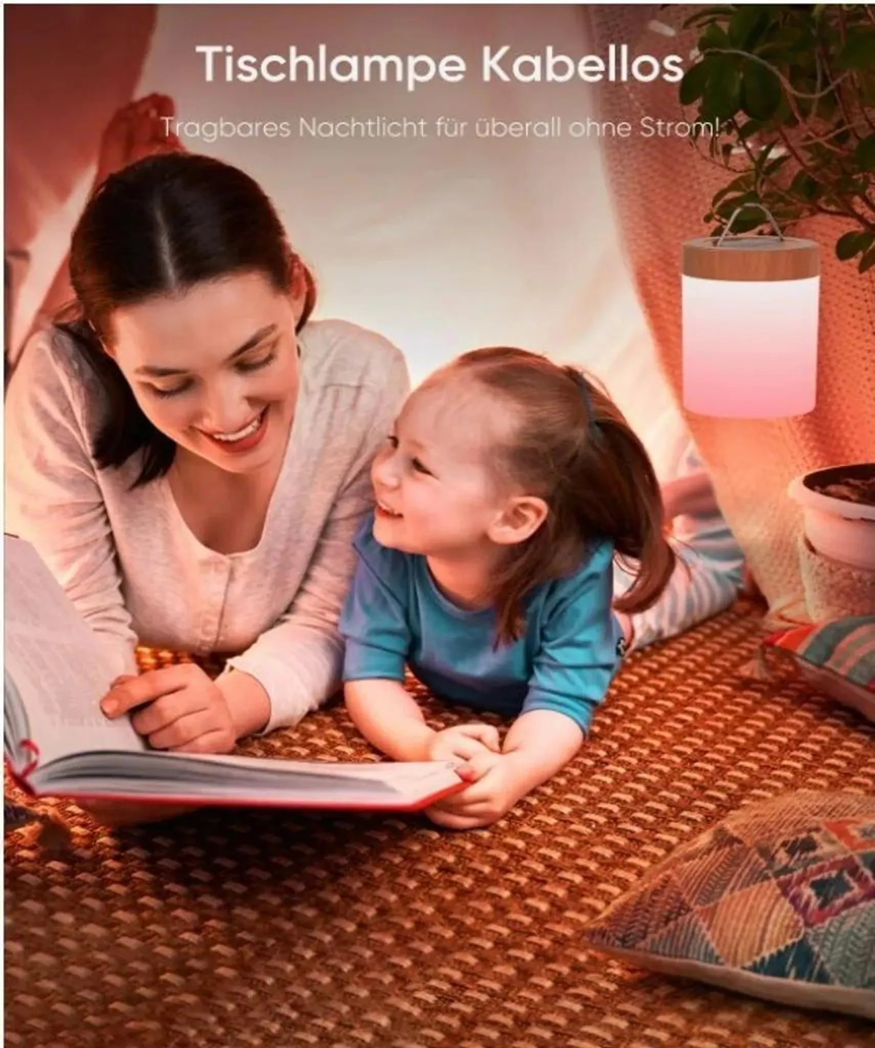 Mutter liest mit Kind Buch, tragbare Lampe leuchtet.