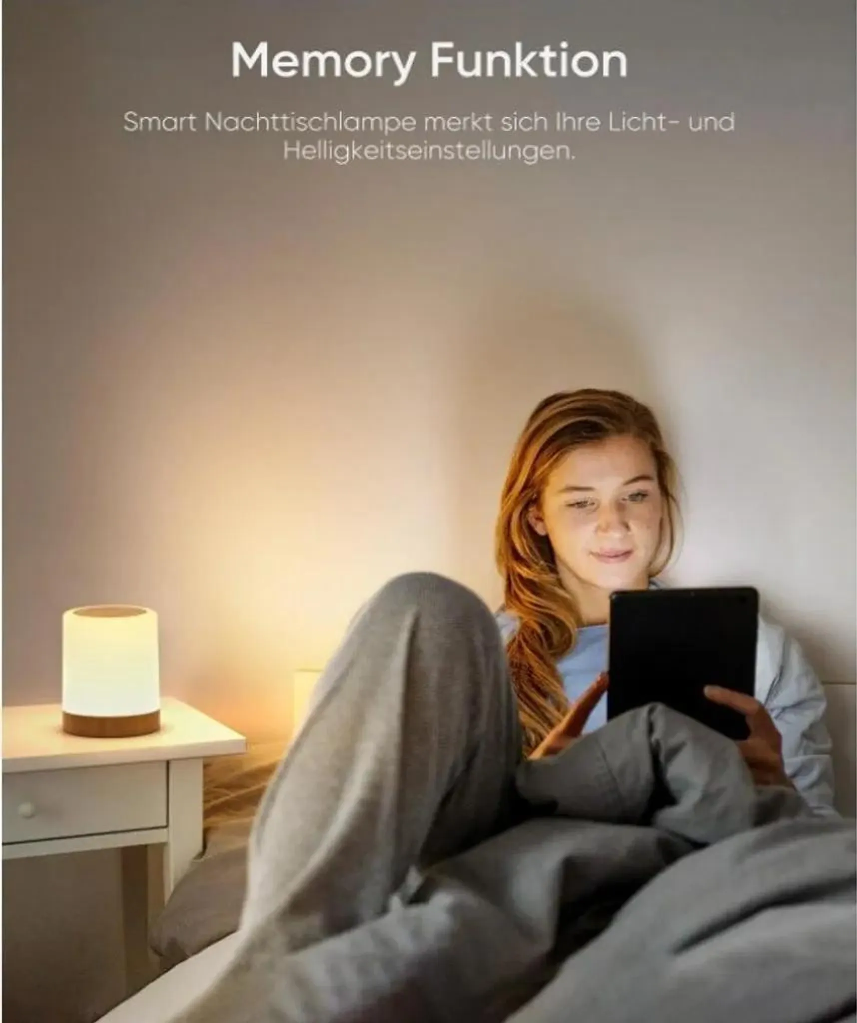Eine Frau liegt im Bett und benutzt ein Tablet. Eine Nachttischlampe leuchtet.