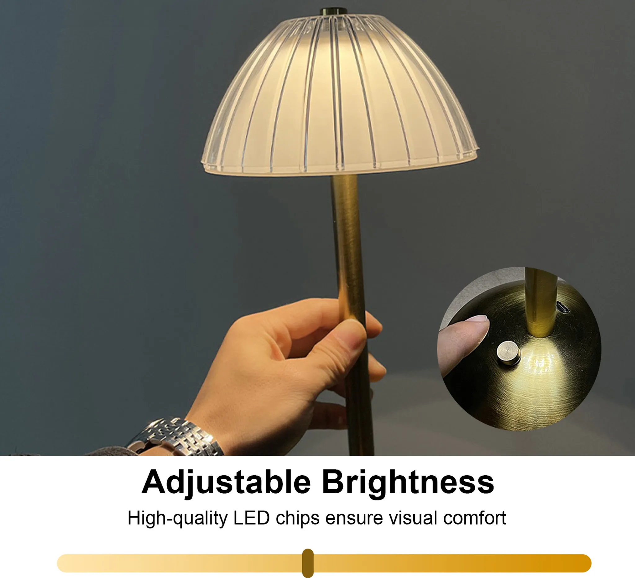 Hand berührt Lampe mit goldenem Stiel, durchscheinendem Schirm und LED-Licht.