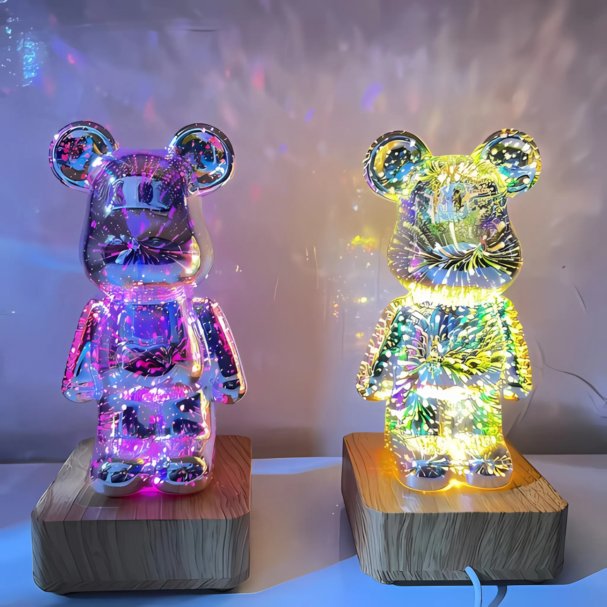 Zwei bunte Teddybär-Lampen auf Holzsockeln leuchten im Dunkeln.
