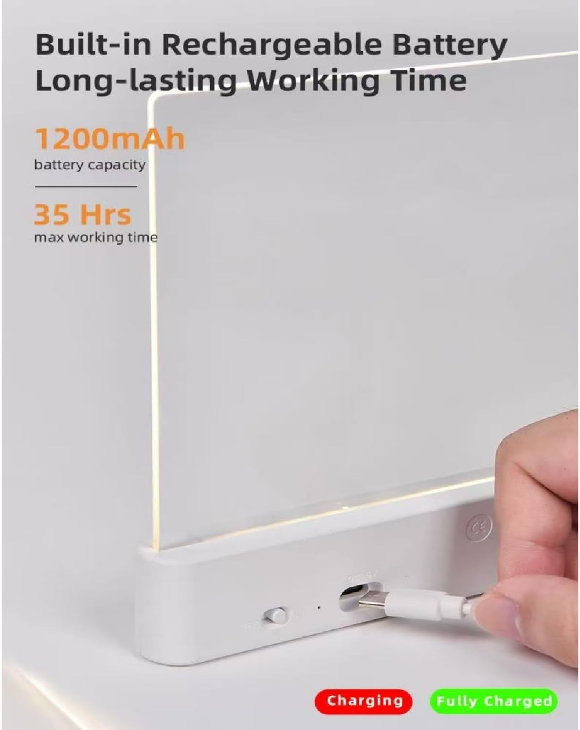 Ein Mann steckt ein weißes USB-C-Kabel in ein weißes Gerät mit der Aufschrift "Charging".
