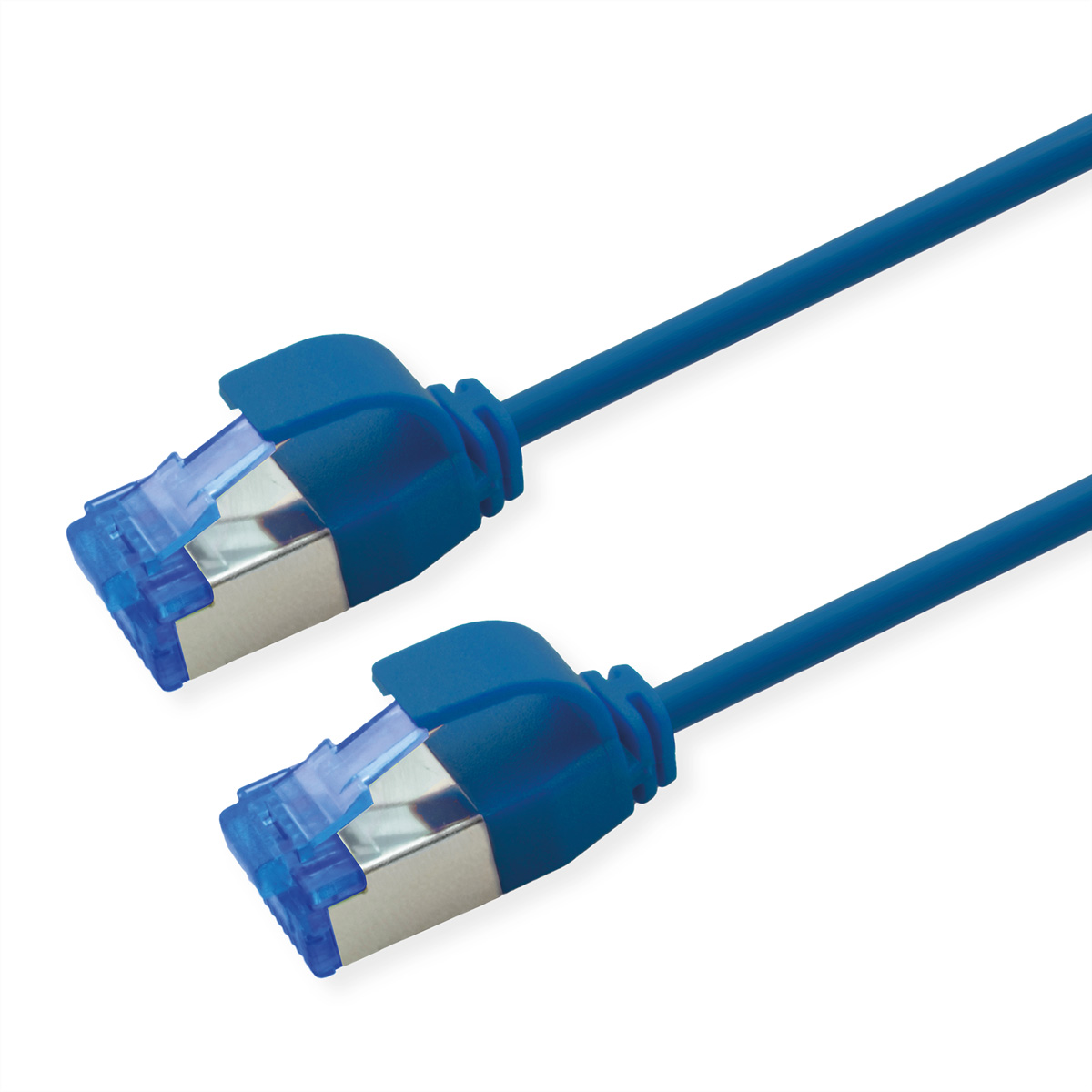 Deux câbles Ethernet bleus avec connecteurs transparents sur fond blanc.