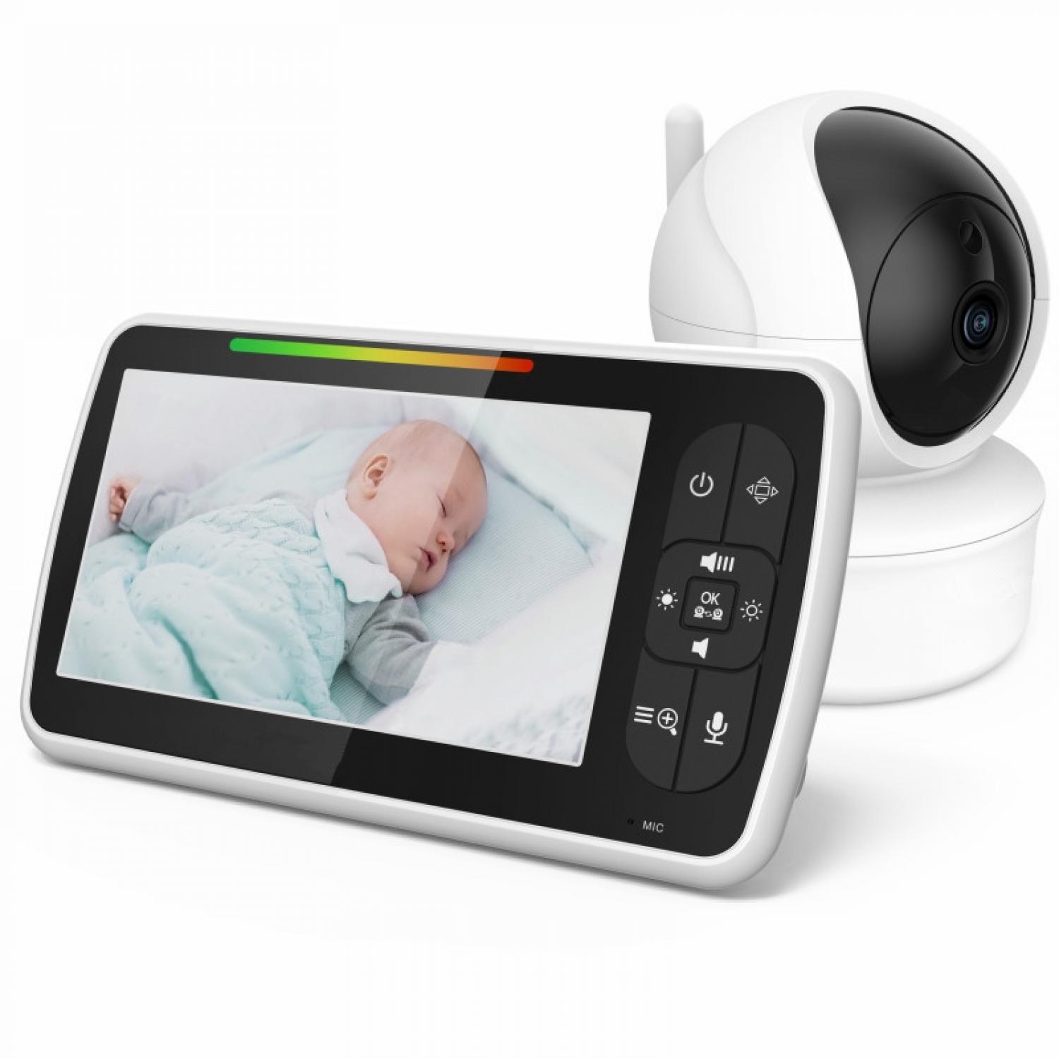 Ein Baby schläft in einem Bettchen, überwacht von einer Kamera und einem Monitor.