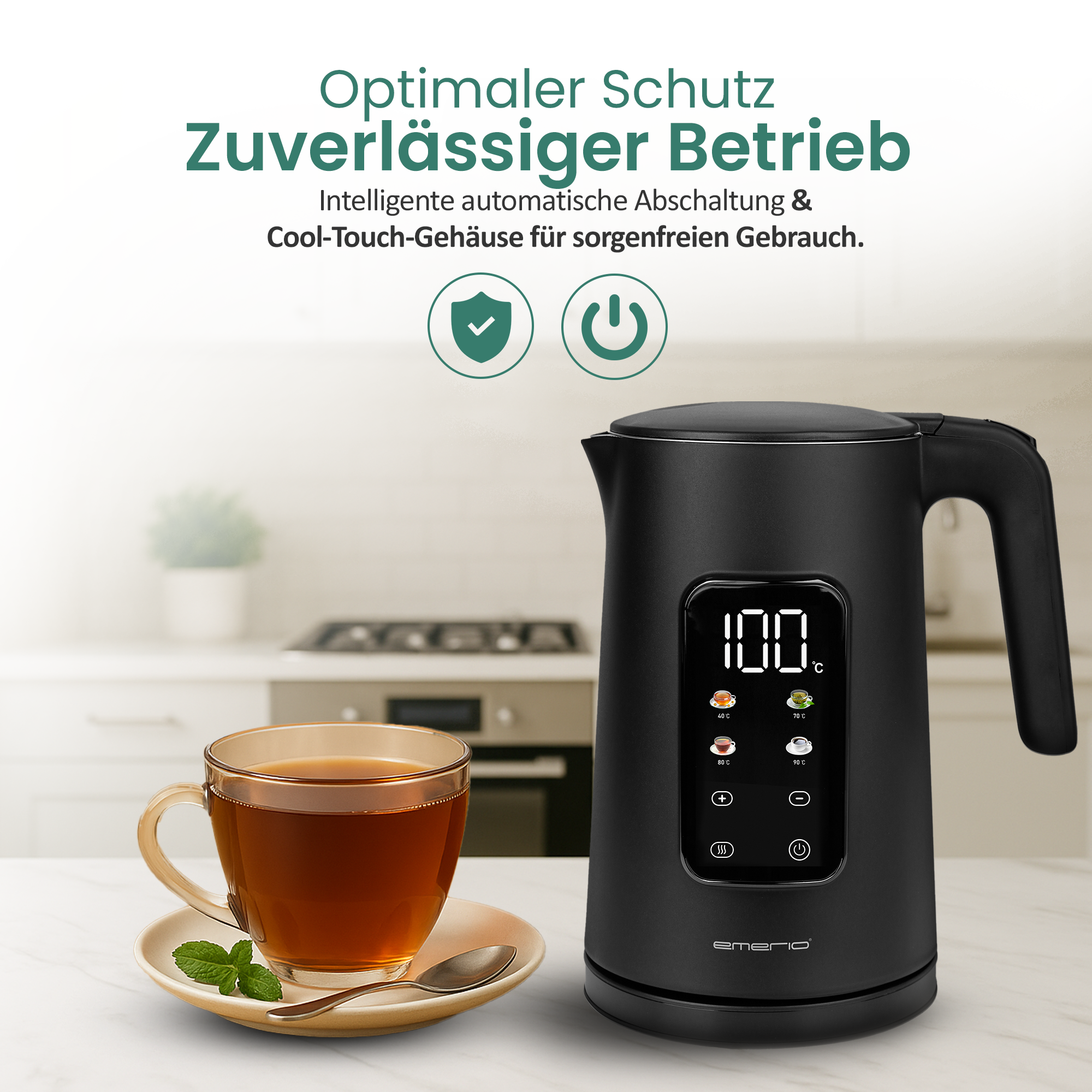 Schwarzer Wasserkocher mit digitaler Anzeige und Tasse Tee auf einem Tisch.