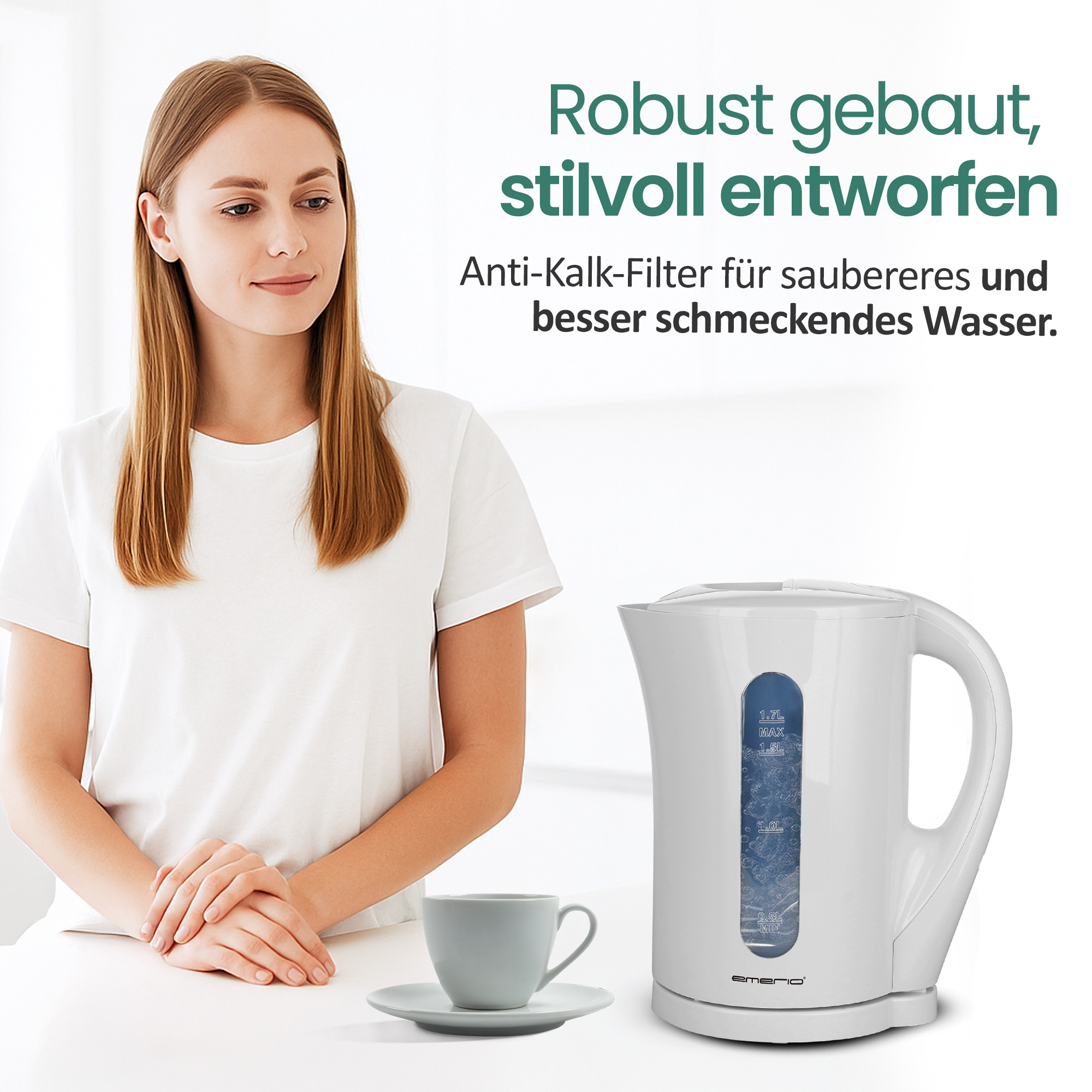 Eine Frau sitzt neben einem weißen Wasserkocher und einer Tasse.