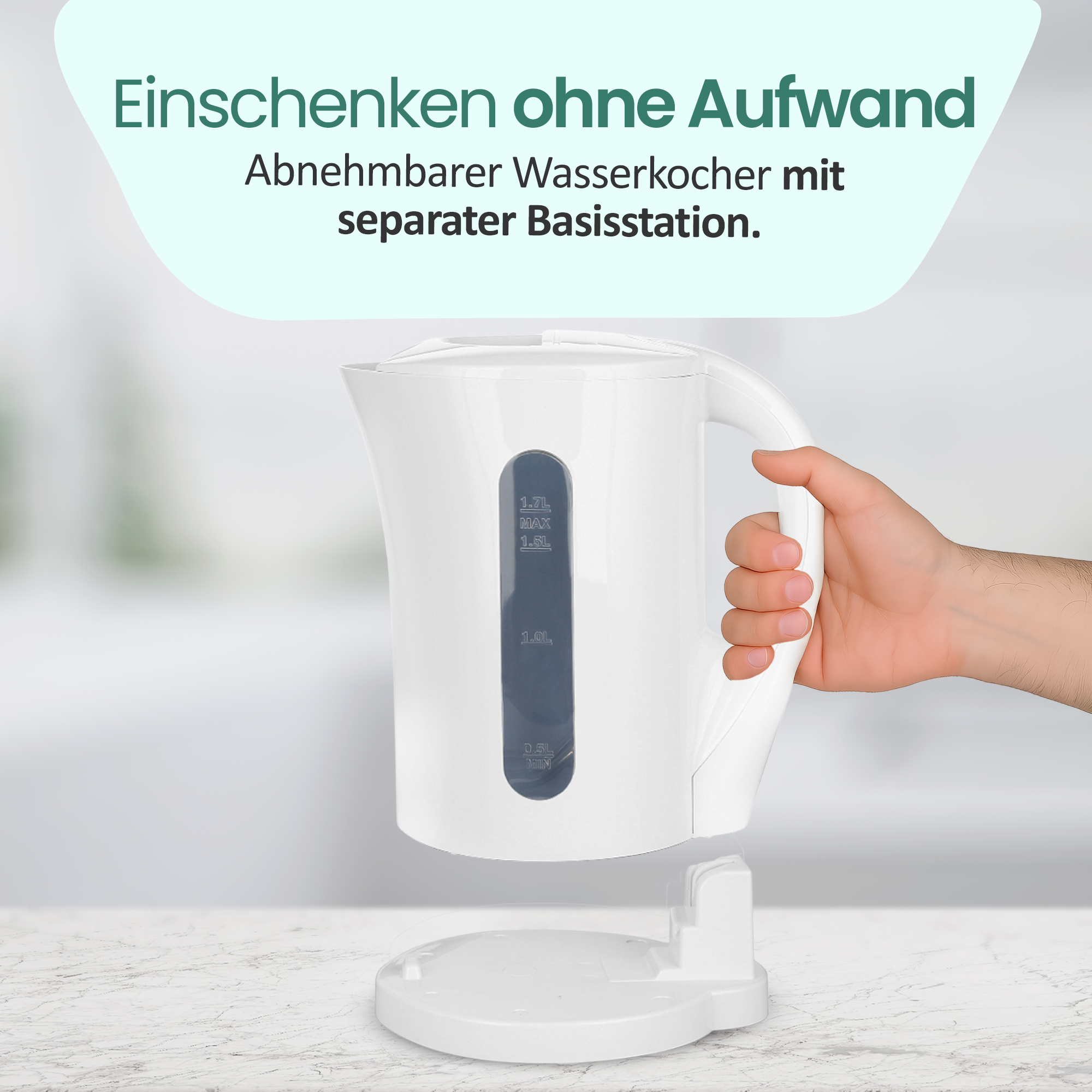 Ein weißer Wasserkocher wird von einer Hand gehalten und steht auf einer Basisstation.