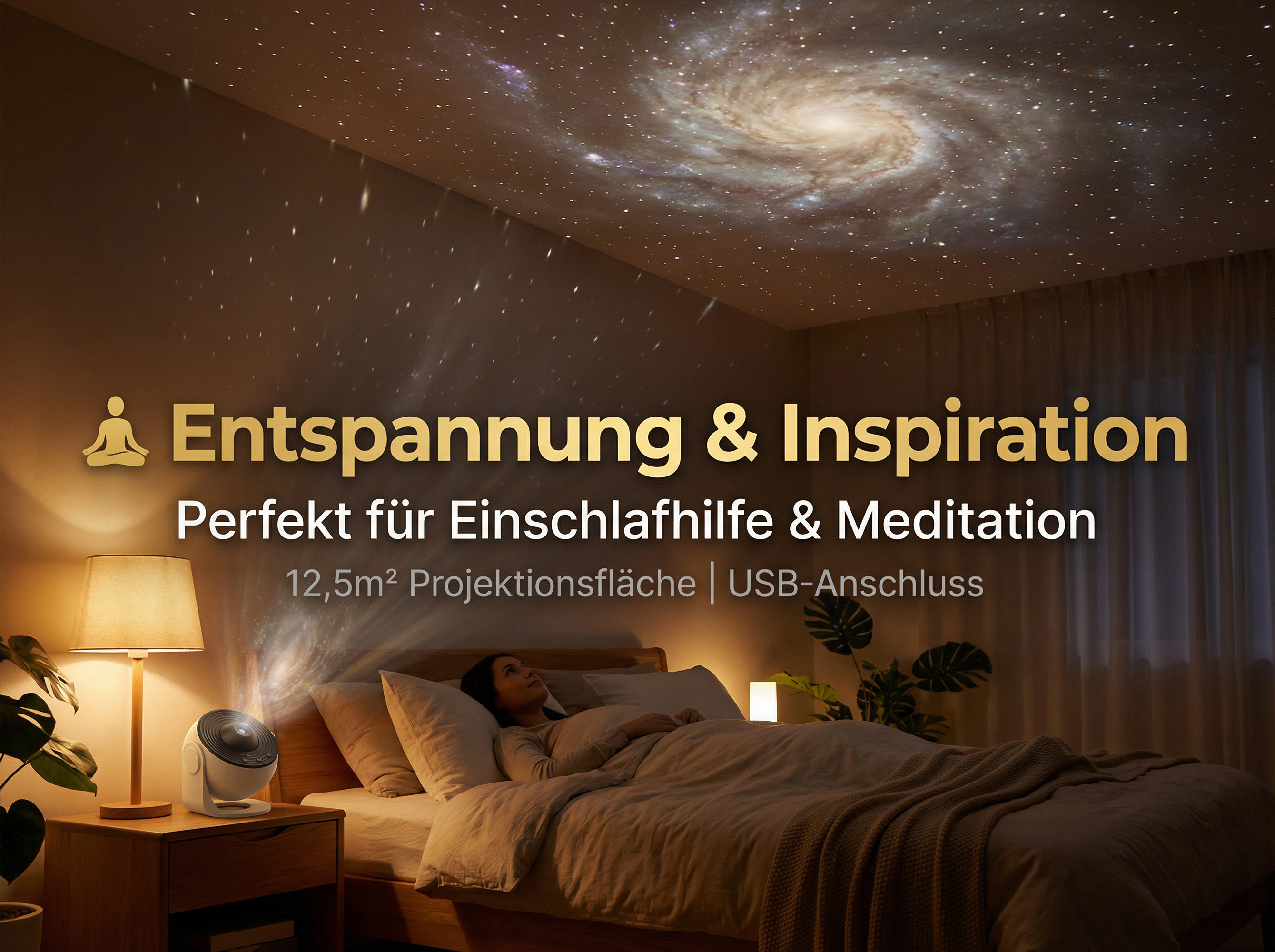 Ein Projektor wirft Sterne und eine Galaxie an die Decke eines Schlafzimmers, in dem eine Frau im Bett liegt.