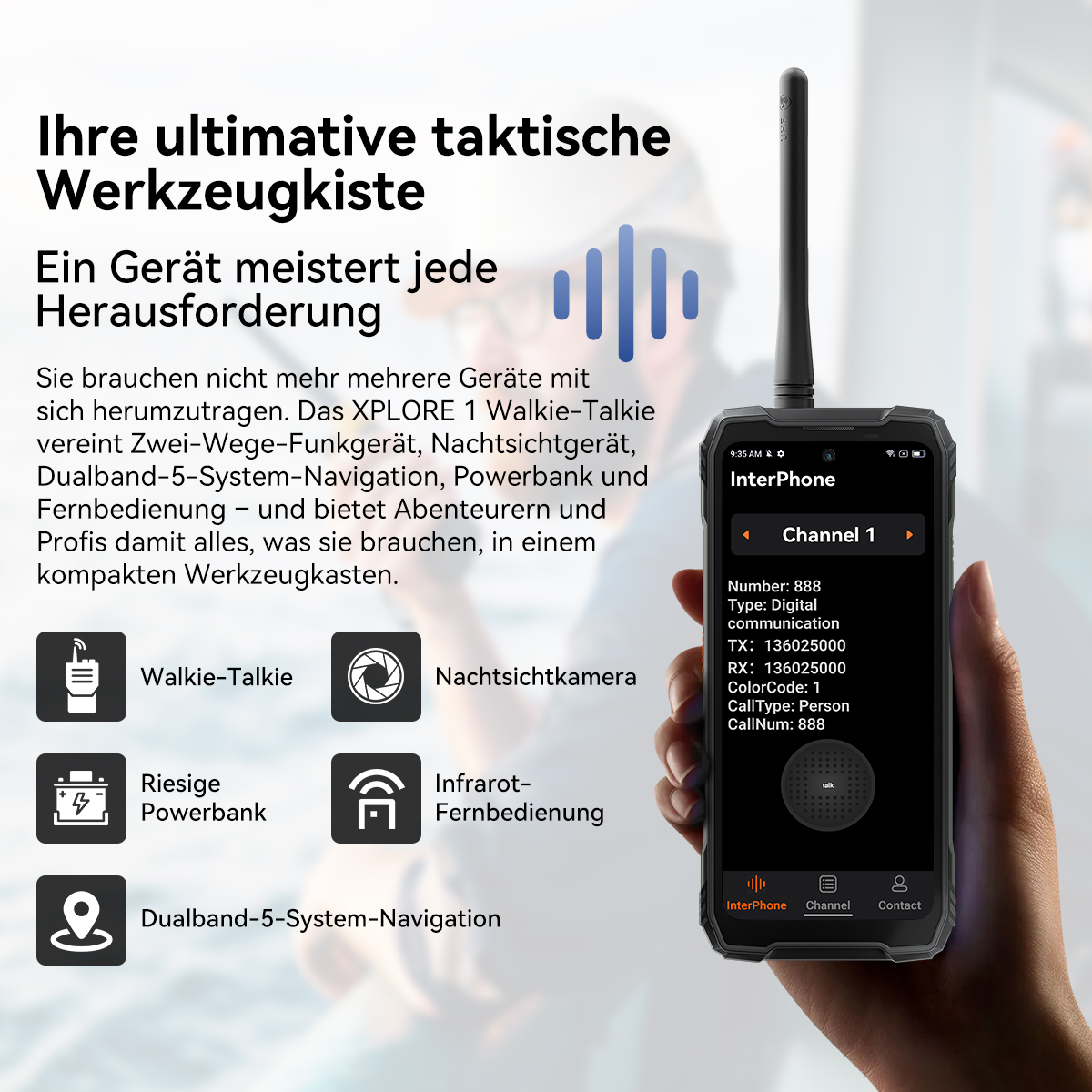 Ein Mann hält ein robustes Smartphone, das als taktische Werkzeugkiste fungiert.