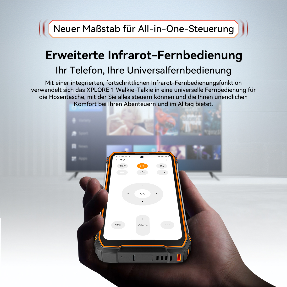 Hand hält Smartphone mit Fernbedienungs-App, TV im Hintergrund.