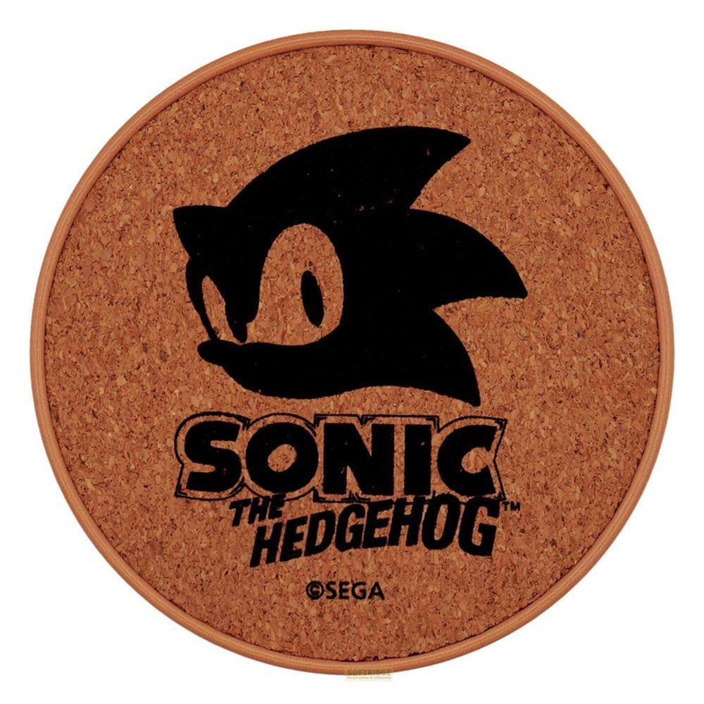 Schwarze Sonic-Silhouette auf korkfarbenem Untersetzer mit SEGA-Logo.