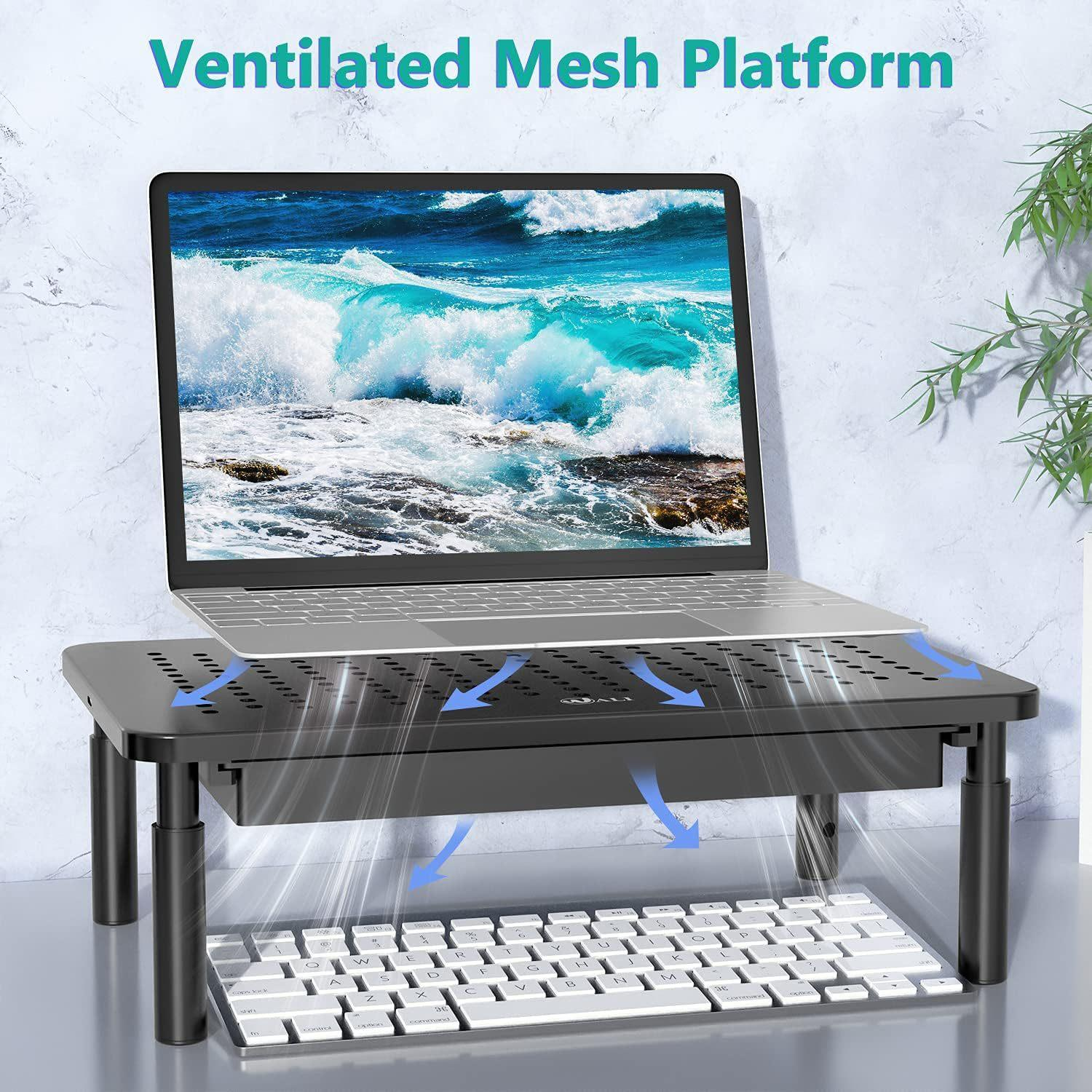 Ein Laptop steht auf einem belüfteten Ständer über einer Tastatur.