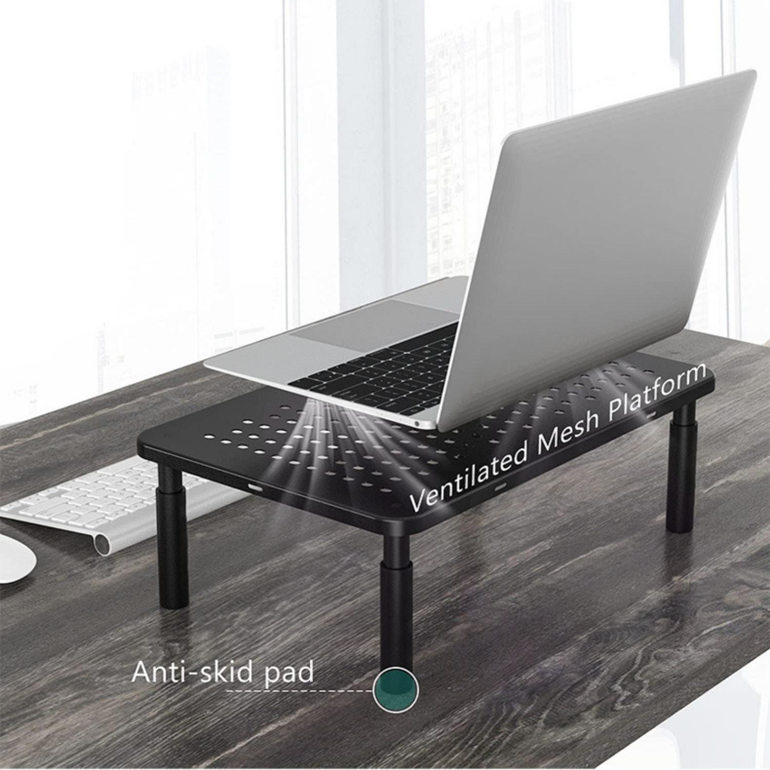 Ein Laptop steht auf einem belüfteten Ständer mit verstellbaren Beinen.