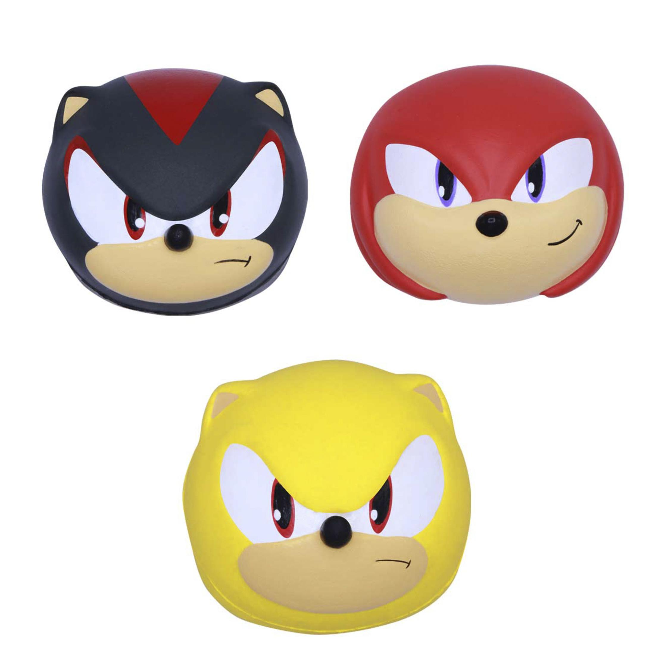 Trois masques de personnages Sonic : Shadow, Knuckles et Super Sonic.