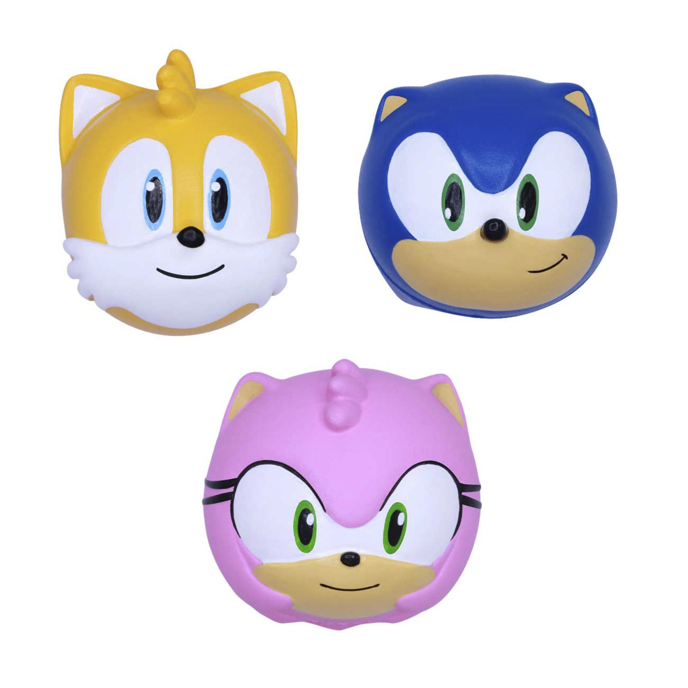 Trois personnages Sonic : Tails, Sonic et Amy. Fond blanc.