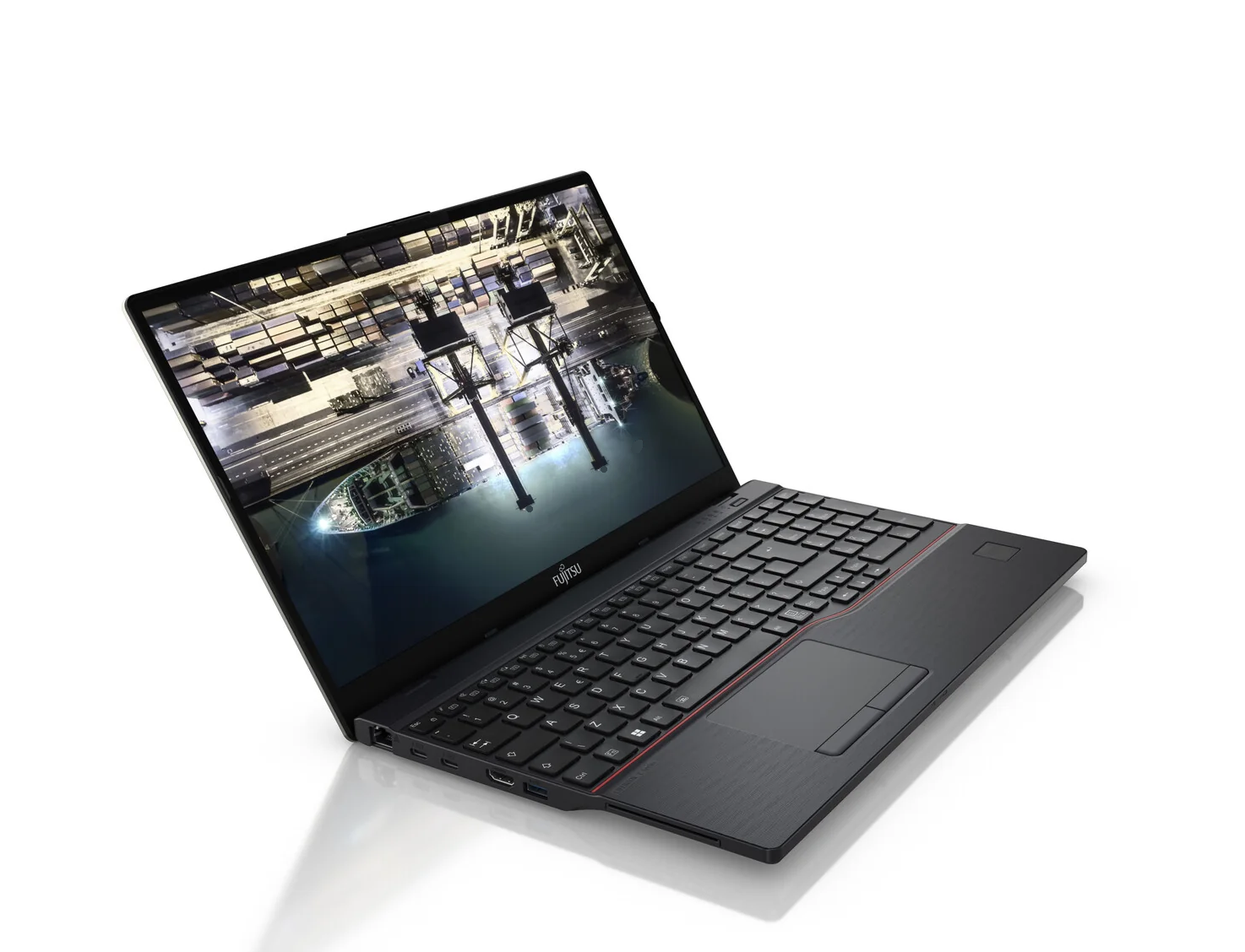 Ein offener schwarzer Fujitsu Laptop zeigt ein Hafenszenario auf dem Bildschirm.