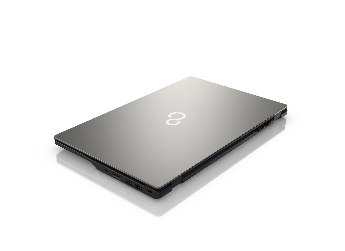 Ein geschlossener, silberner Laptop auf weißem Hintergrund.