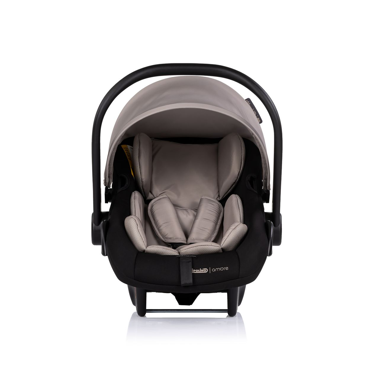 Ein grauer und schwarzer Kindersitz mit Verdeck und Gurten.