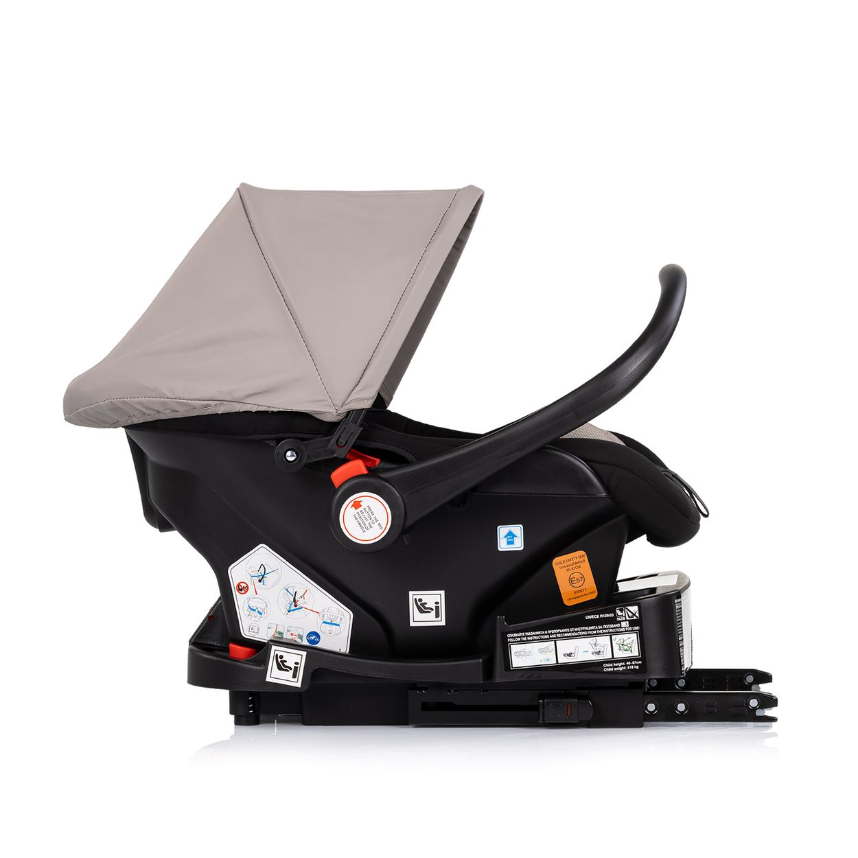 Ein schwarzer Kindersitz mit grauer Haube und Griff, auf weißem Hintergrund.