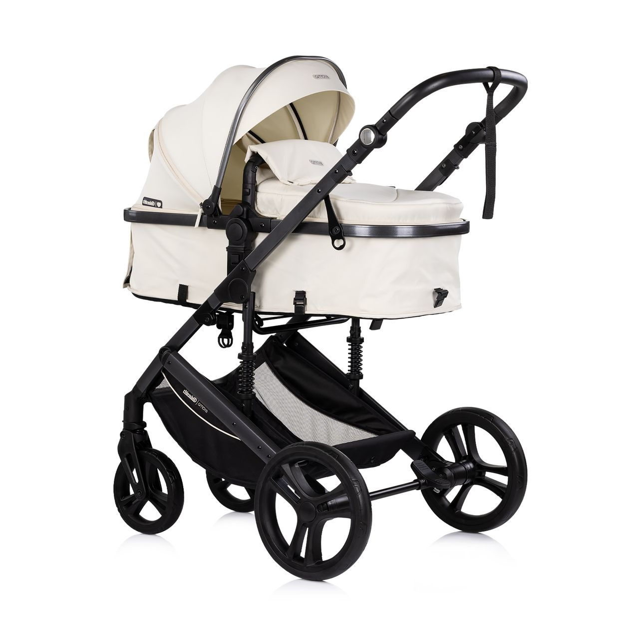 Ein cremefarbener Kinderwagen mit schwarzem Gestell und Rädern.