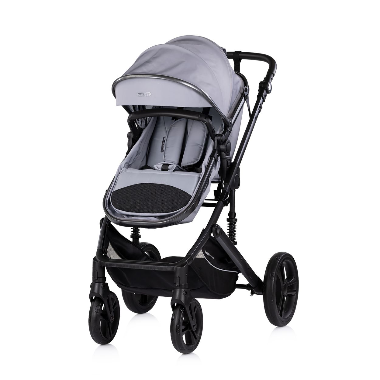 Ein grauer Kinderwagen mit schwarzem Gestell und Verdeck, auf weißem Hintergrund.