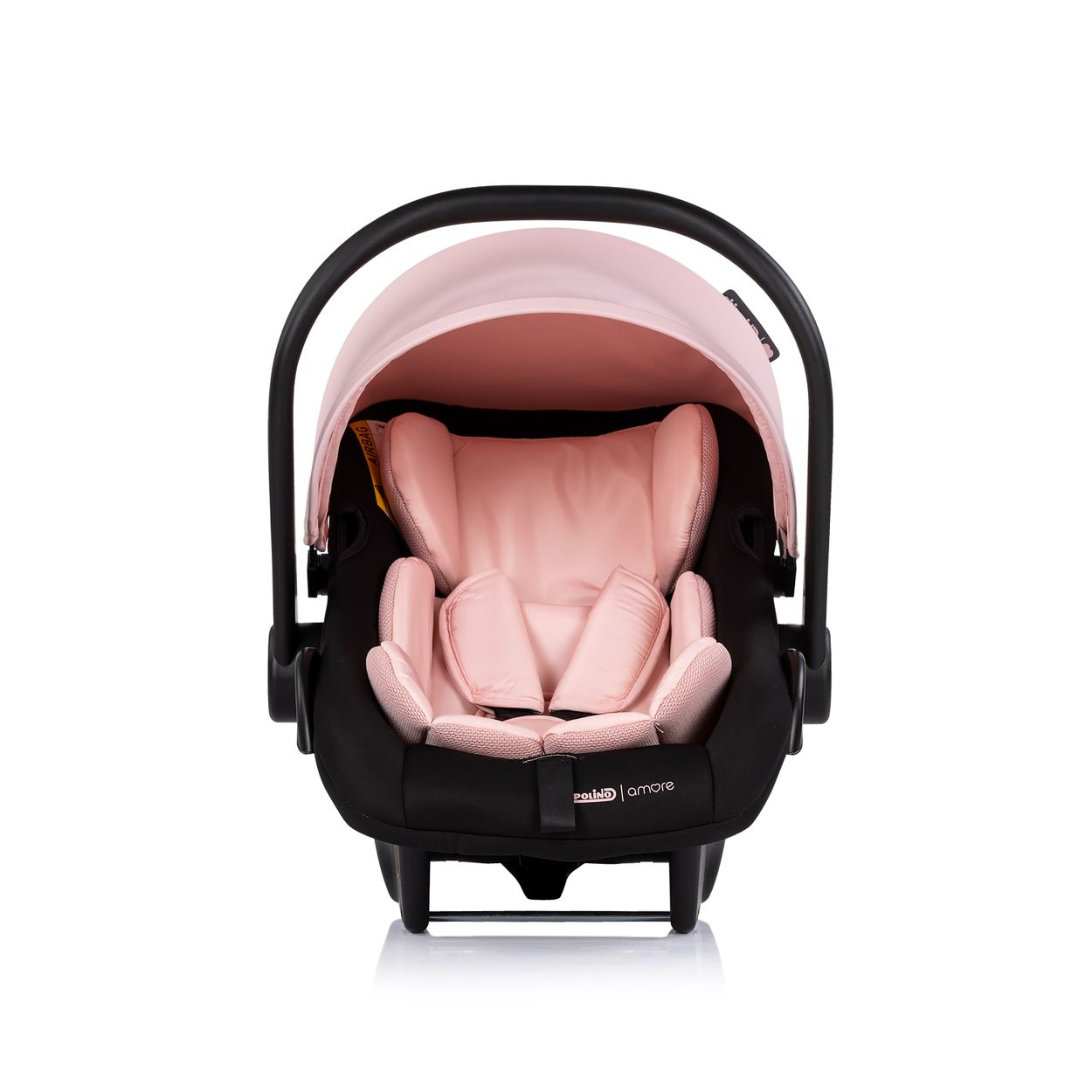 Ein rosafarbener Kindersitz mit schwarzem Griff und Verdeck auf weißem Hintergrund.
