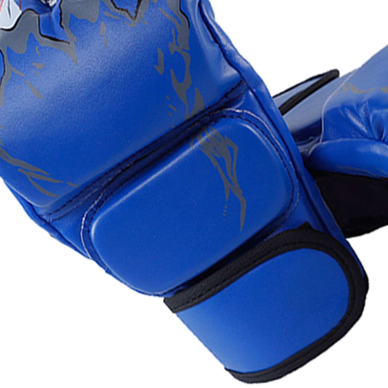 Blaue MMA-Handschuhe mit grauen Flammenmotiven, Nahaufnahme.