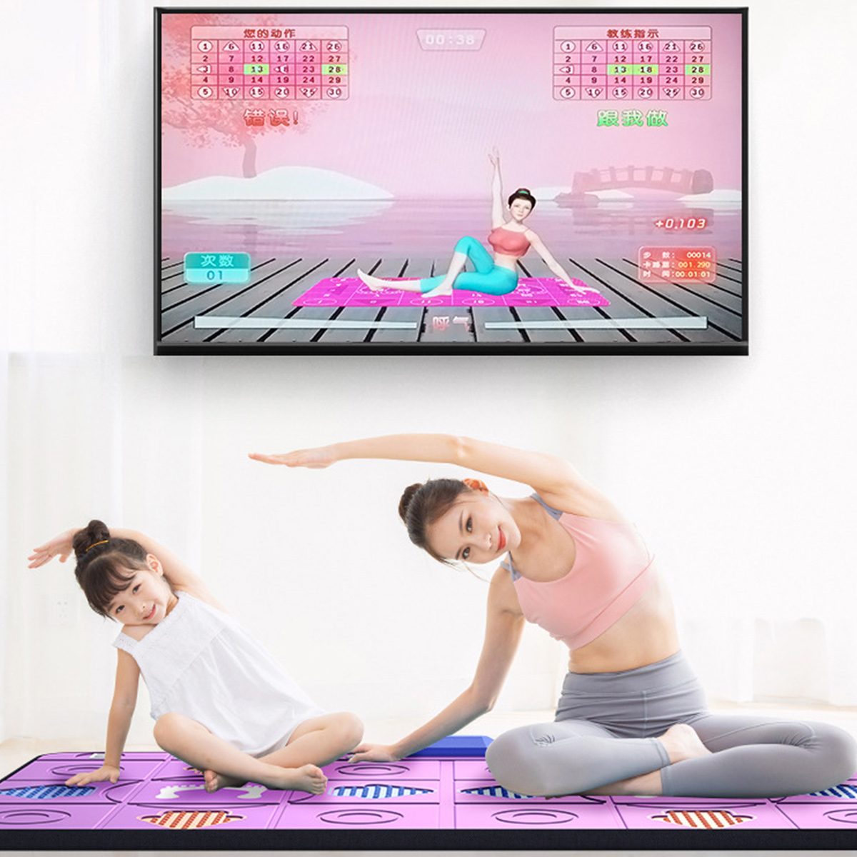 Mutter und Kind machen Yoga vor einem Fernsehbildschirm, der eine Yoga-Übung zeigt.