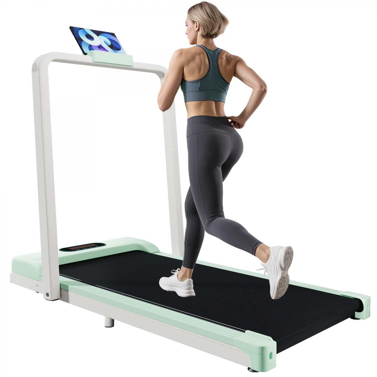 Eine Frau läuft auf einem mintfarbenen Laufband mit einem Tablet.