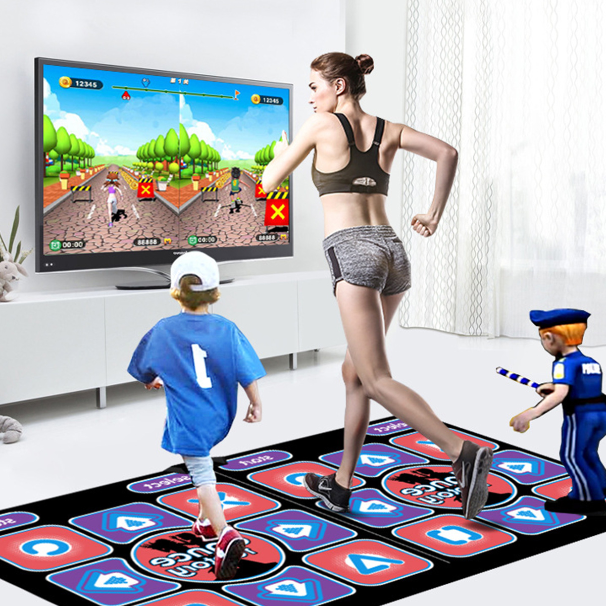 Mutter und Sohn spielen ein Tanzspiel vor einem Fernseher, ein Polizist steht daneben.