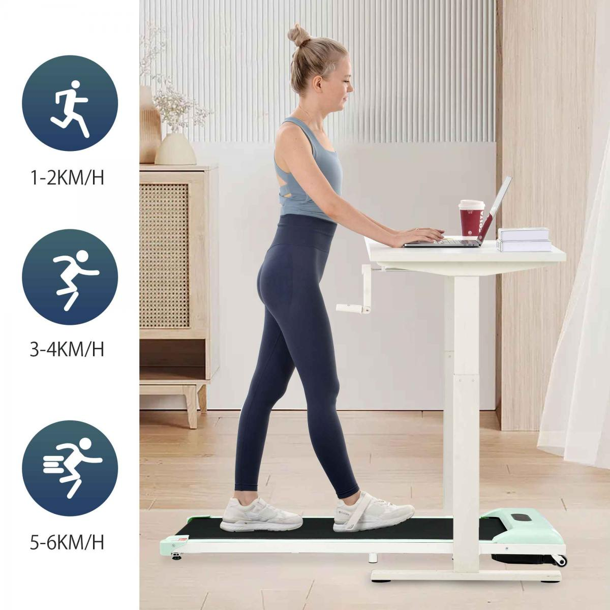 Eine Frau auf einem Laufband am Stehtisch mit Laptop und Kaffee.