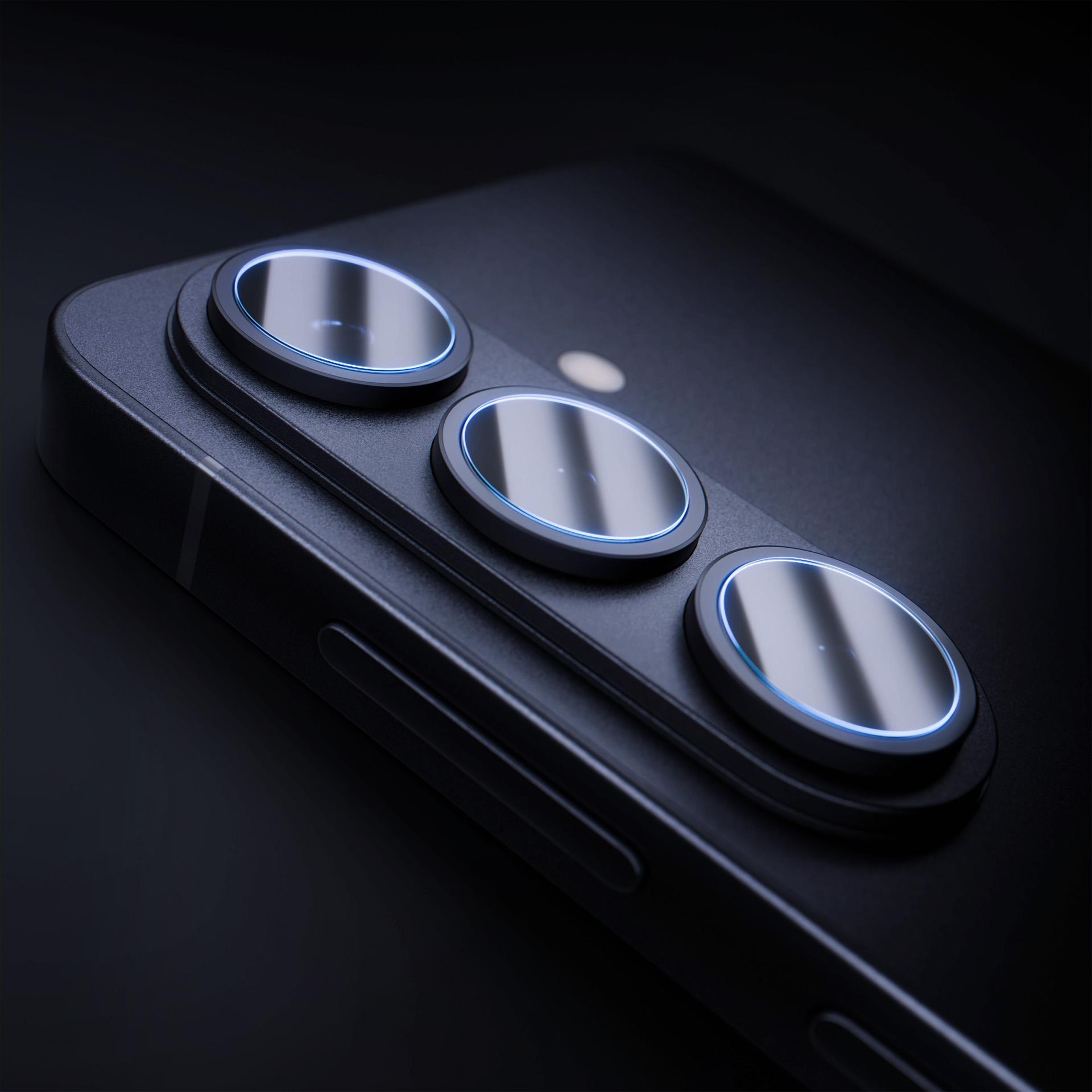 Tre obiettivi della fotocamera con anelli blu su uno smartphone scuro.