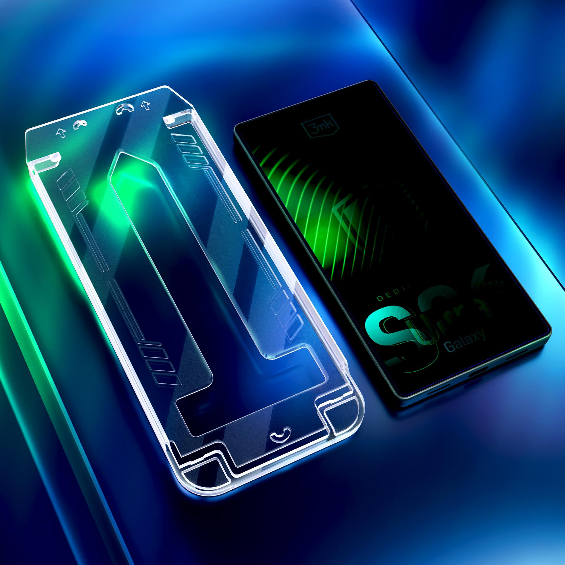 Przezroczyste etui na telefon i czarny telefon z zieloną grafiką.