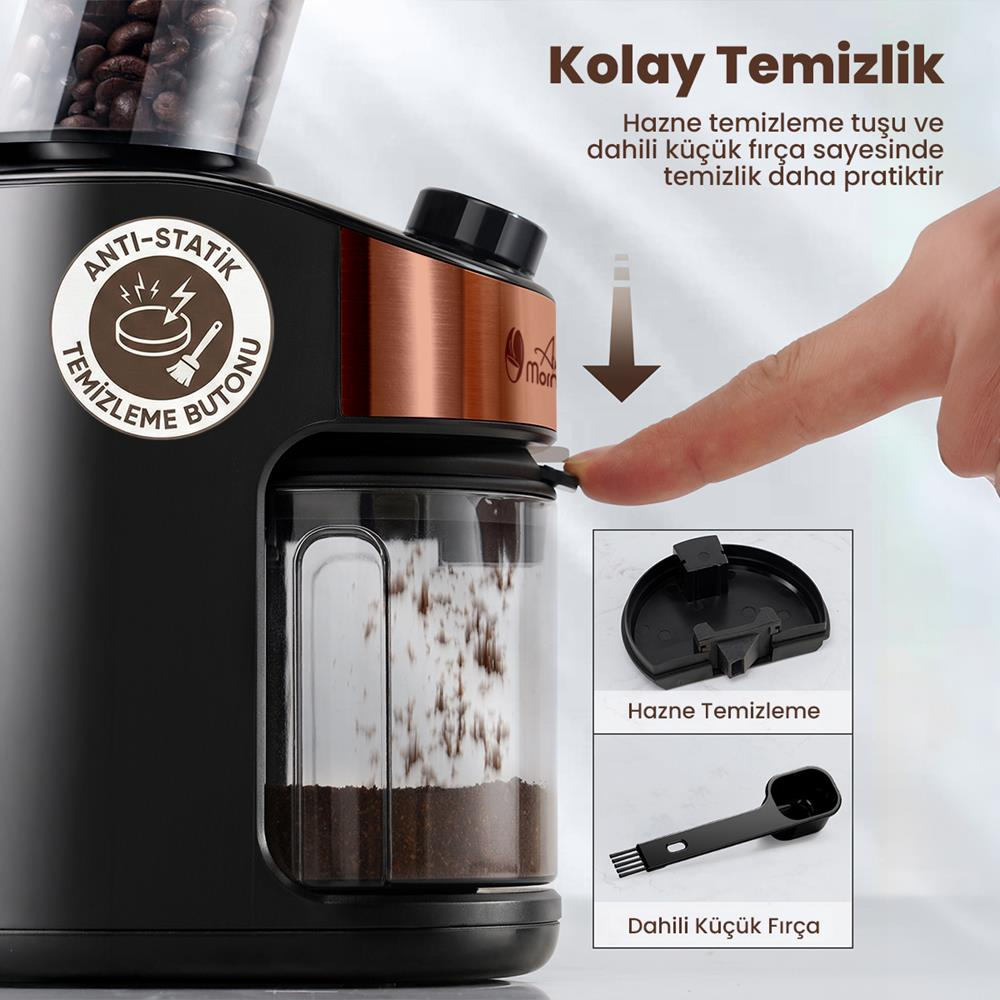 Temizlik düğmeli ve fırçalı kahve öğütücü. Kahve çekirdekleri görünür.
